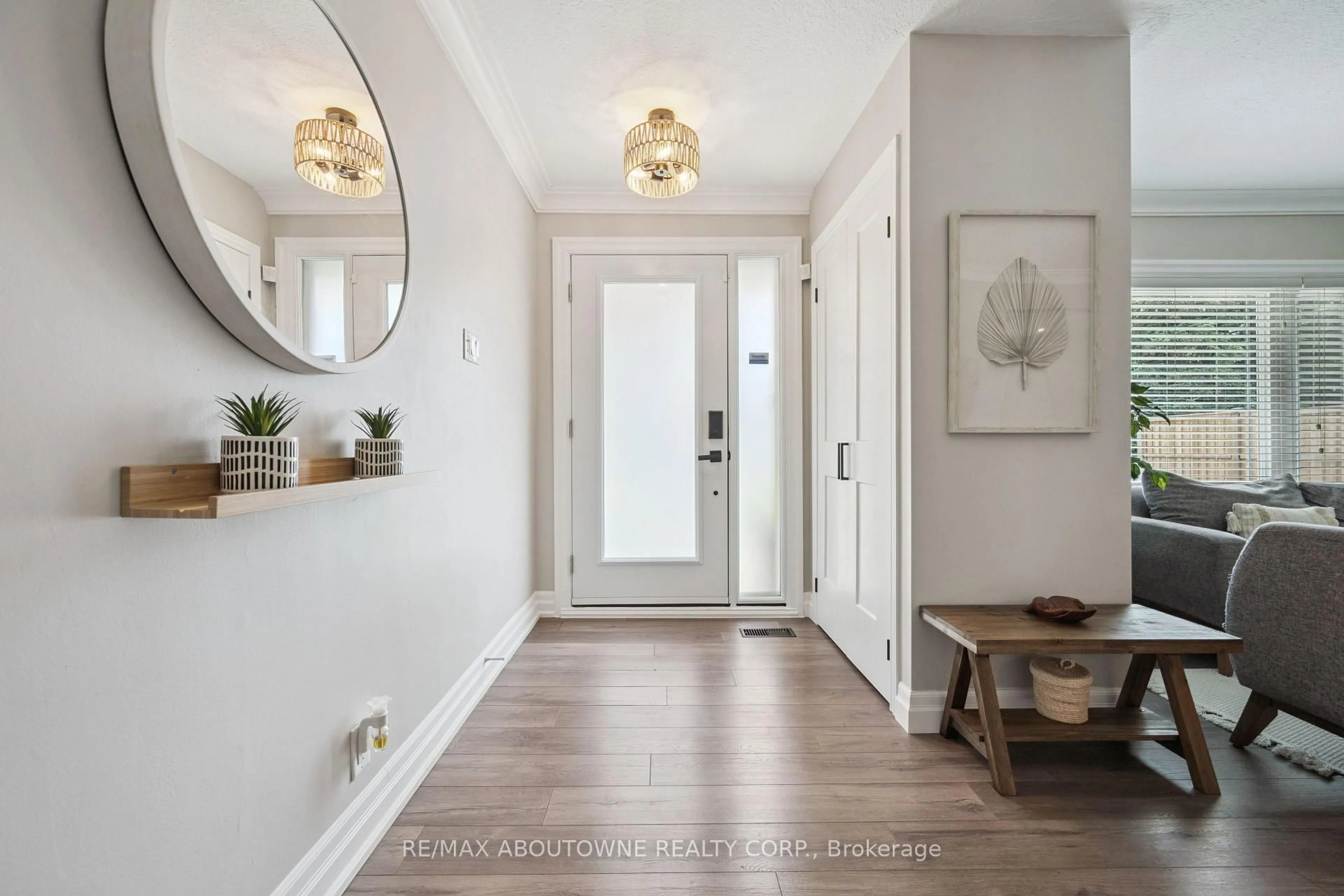 Indoor entryway for 68 Theodore Dr, Mississauga Ontario L5M 1E4