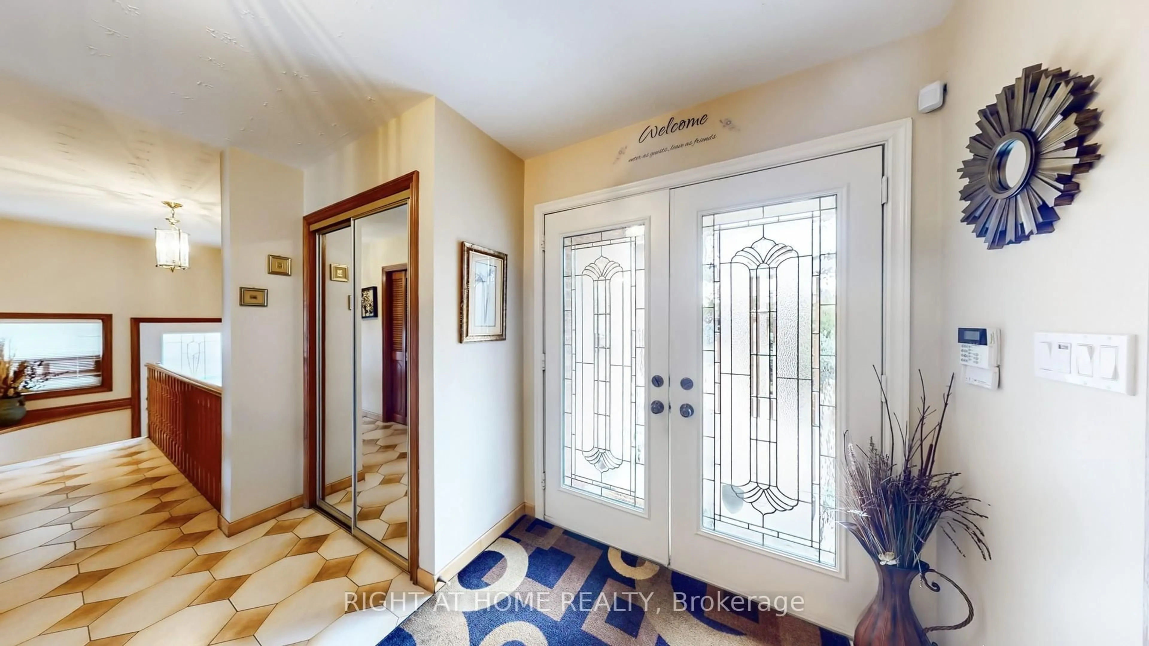 Indoor entryway for 71 Fairview Rd, Mississauga Ontario L5B 1K7