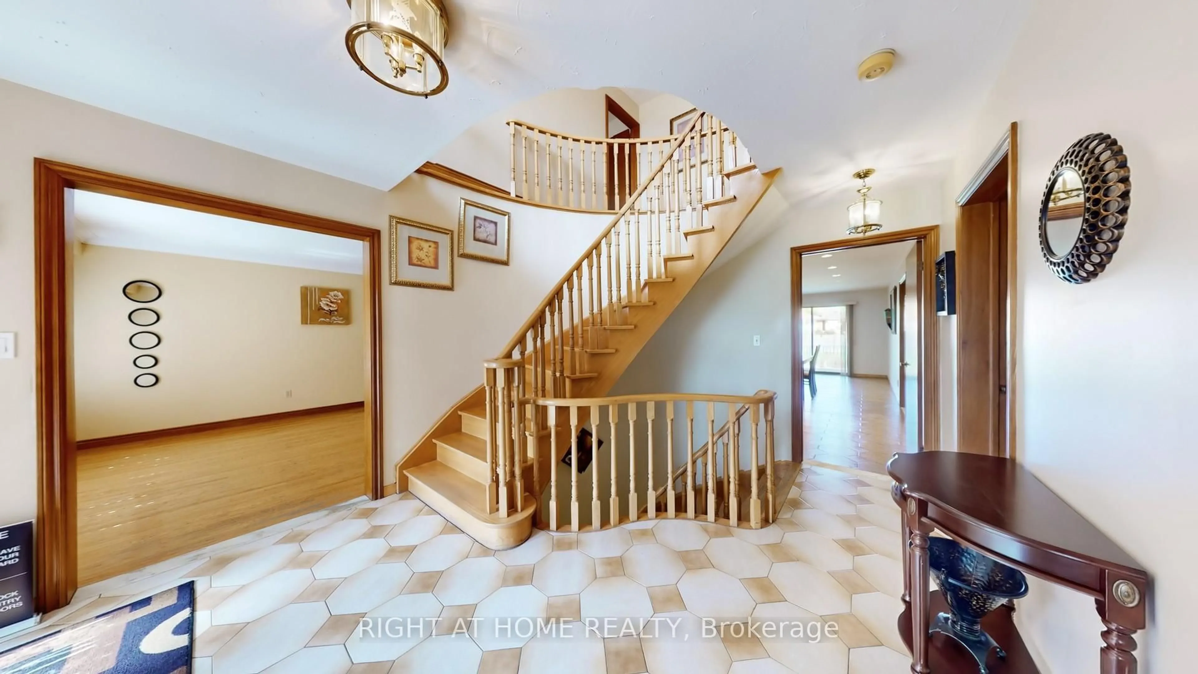Indoor foyer for 71 Fairview Rd, Mississauga Ontario L5B 1K7