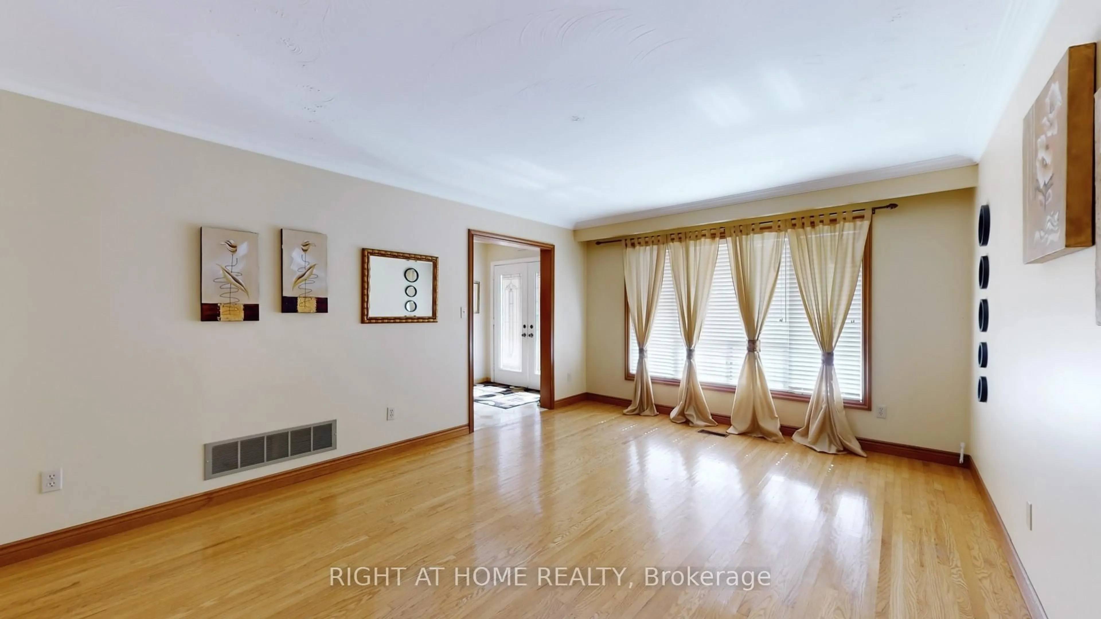 A pic of a room for 71 Fairview Rd, Mississauga Ontario L5B 1K7