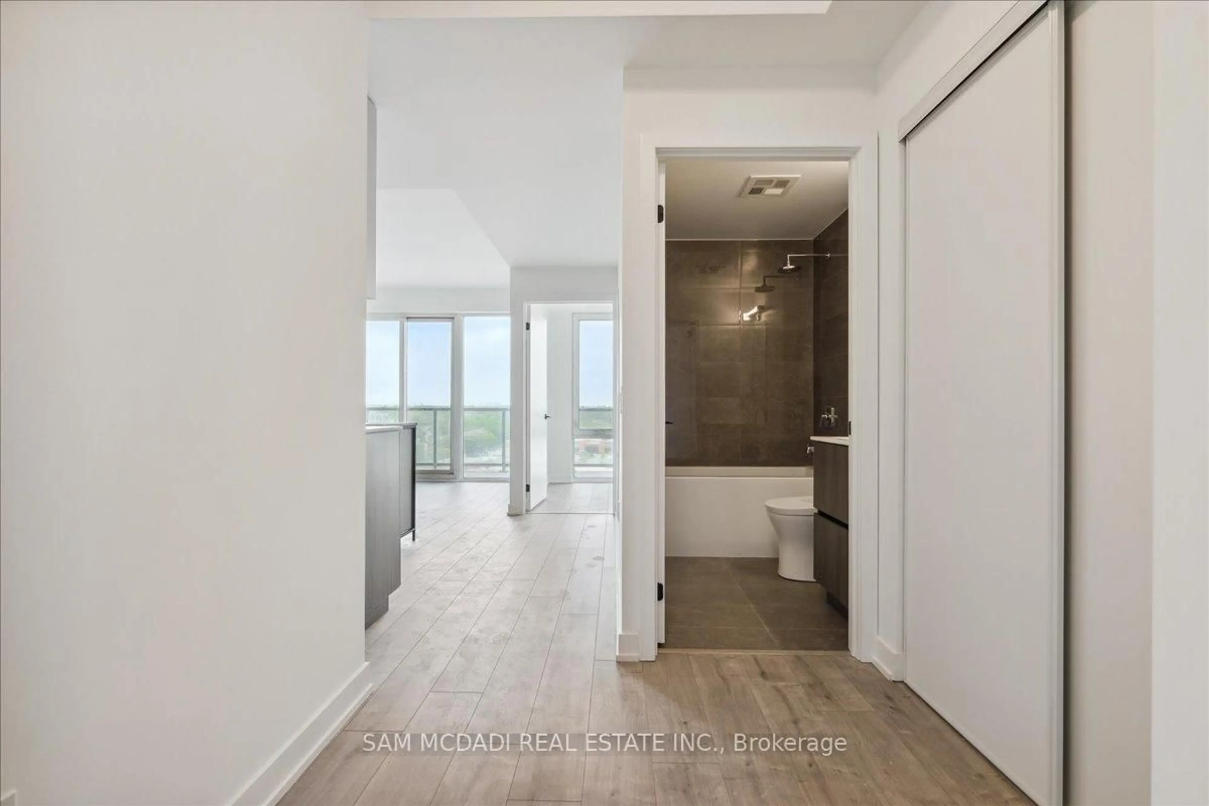 Indoor entryway for 220 MISSINNIHE Way #1001, Mississauga Ontario L5H 0A9