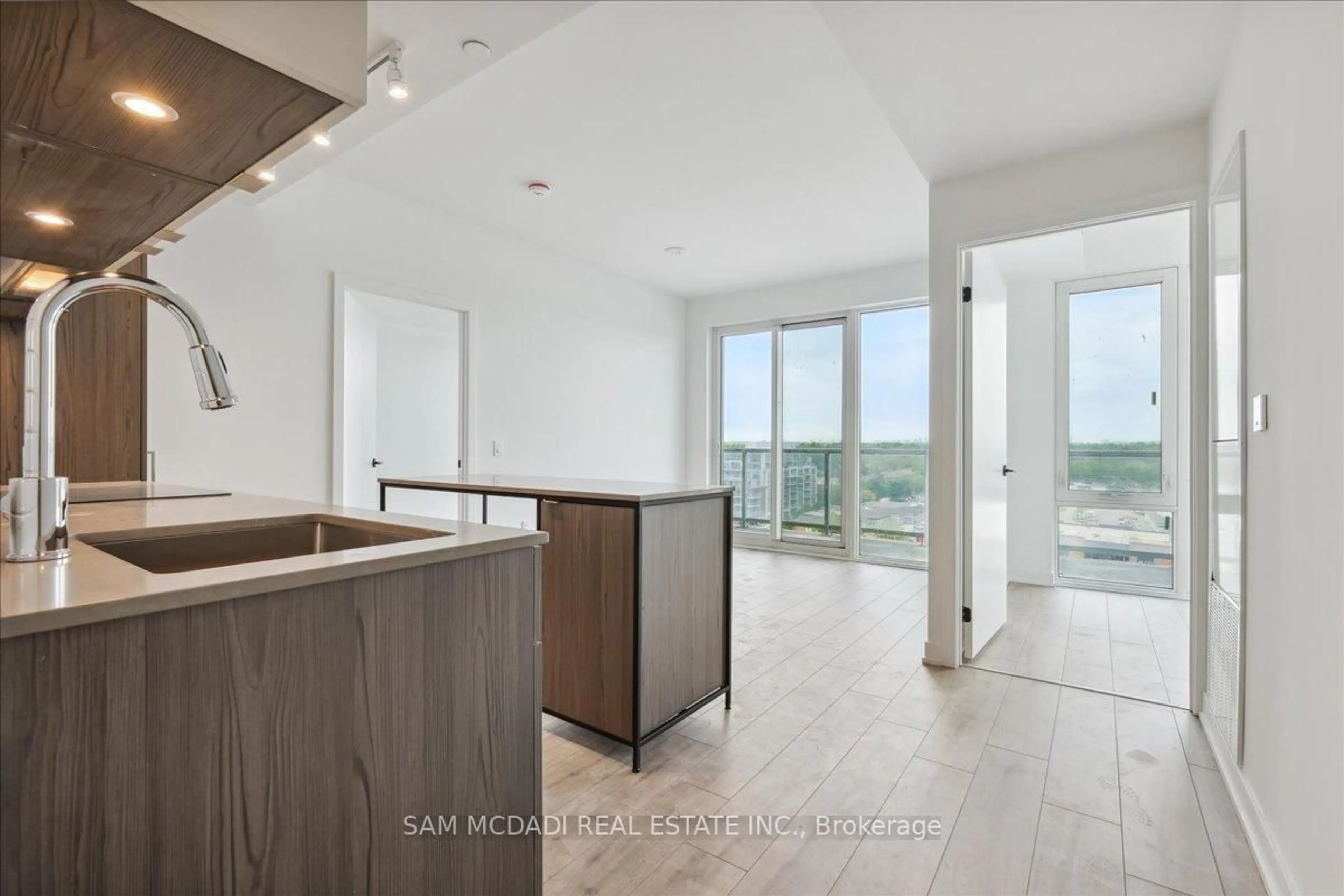 Open concept kitchen, ceramic/tile floor for 220 MISSINNIHE Way #1001, Mississauga Ontario L5H 0A9