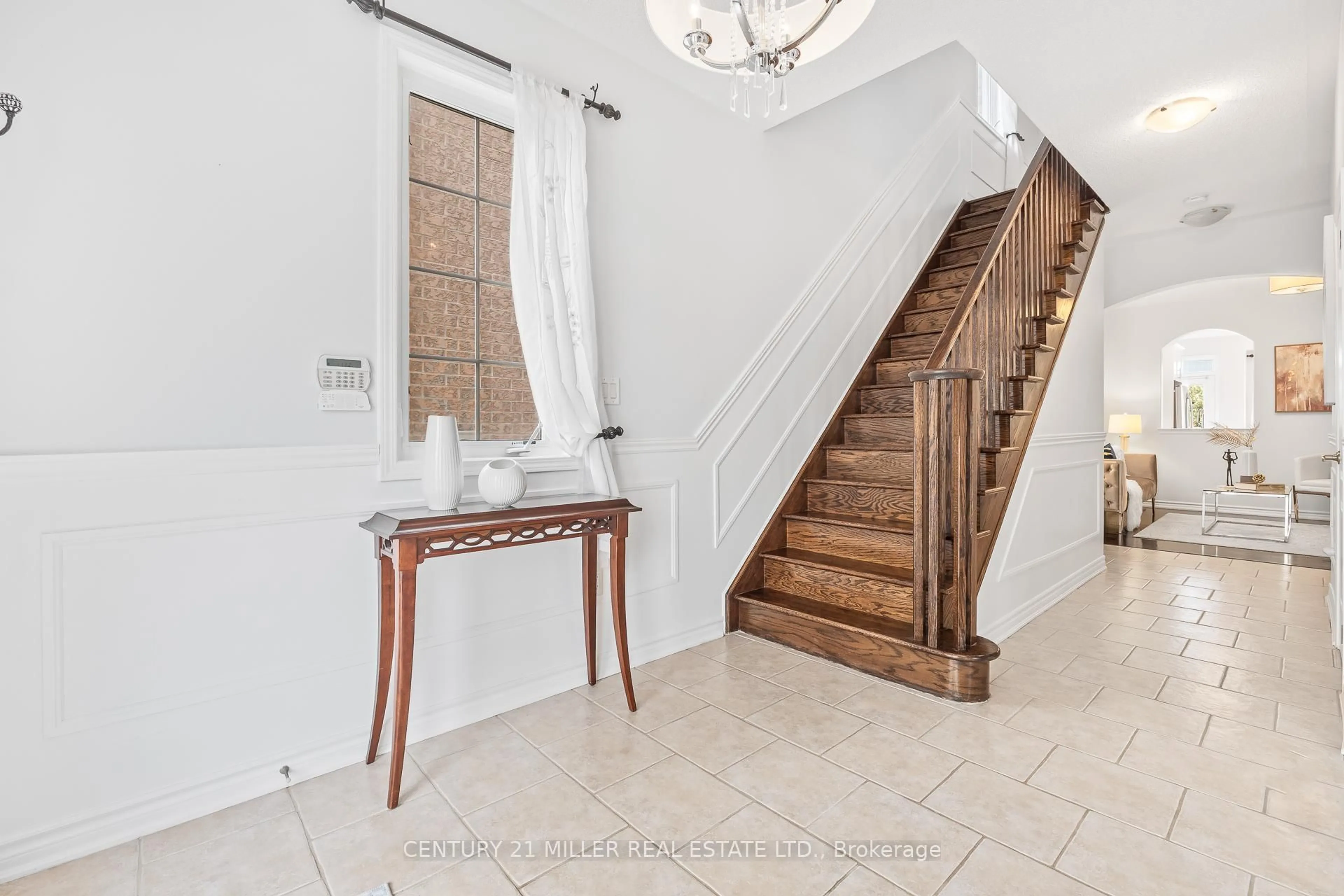 Indoor entryway for 740 Casarin Cres, Milton Ontario L9T 3K6