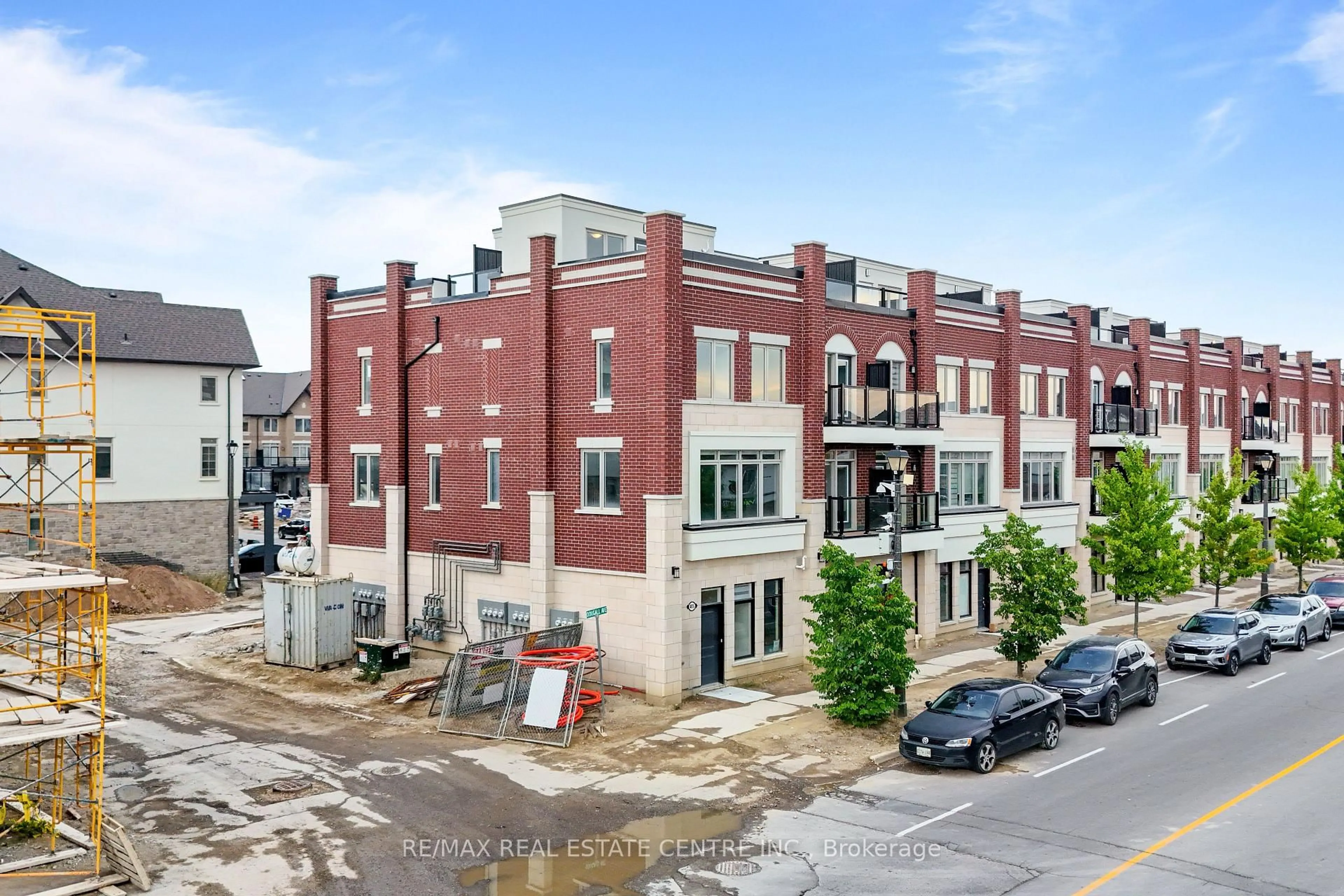A pic from outside/outdoor area/front of a property/back of a property/a pic from drone, building for 405 Dougall Ave, Caledon Ontario L7C 4L5
