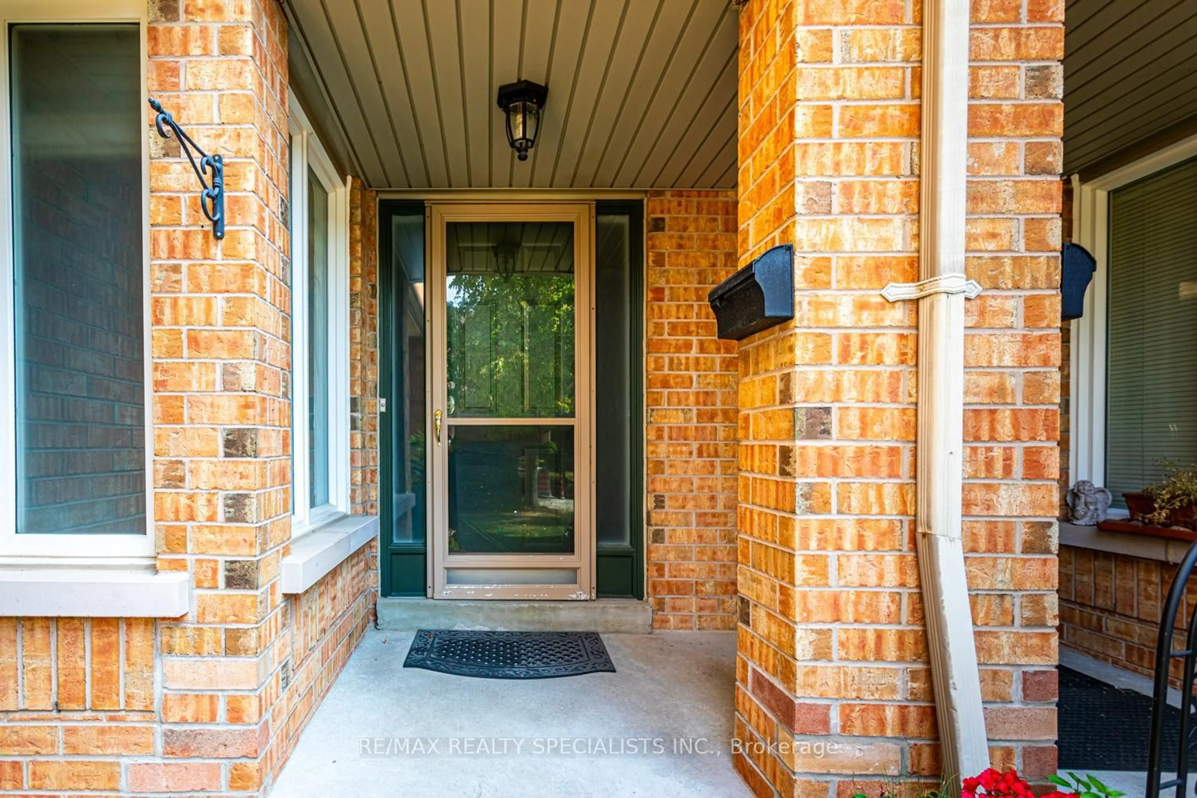 Indoor entryway for 5230 Glen Erin Dr #102, Mississauga Ontario L5M 5Z7