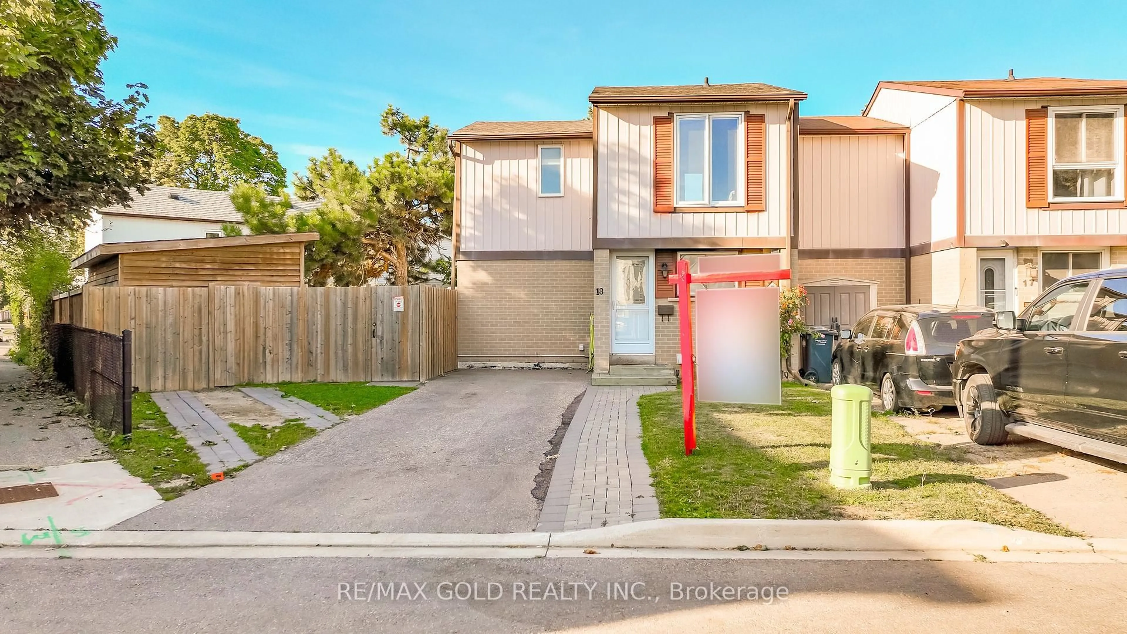 A pic from outside/outdoor area/front of a property/back of a property/a pic from drone, street for 18 Juliette Sq, Brampton Ontario L6S 2M6