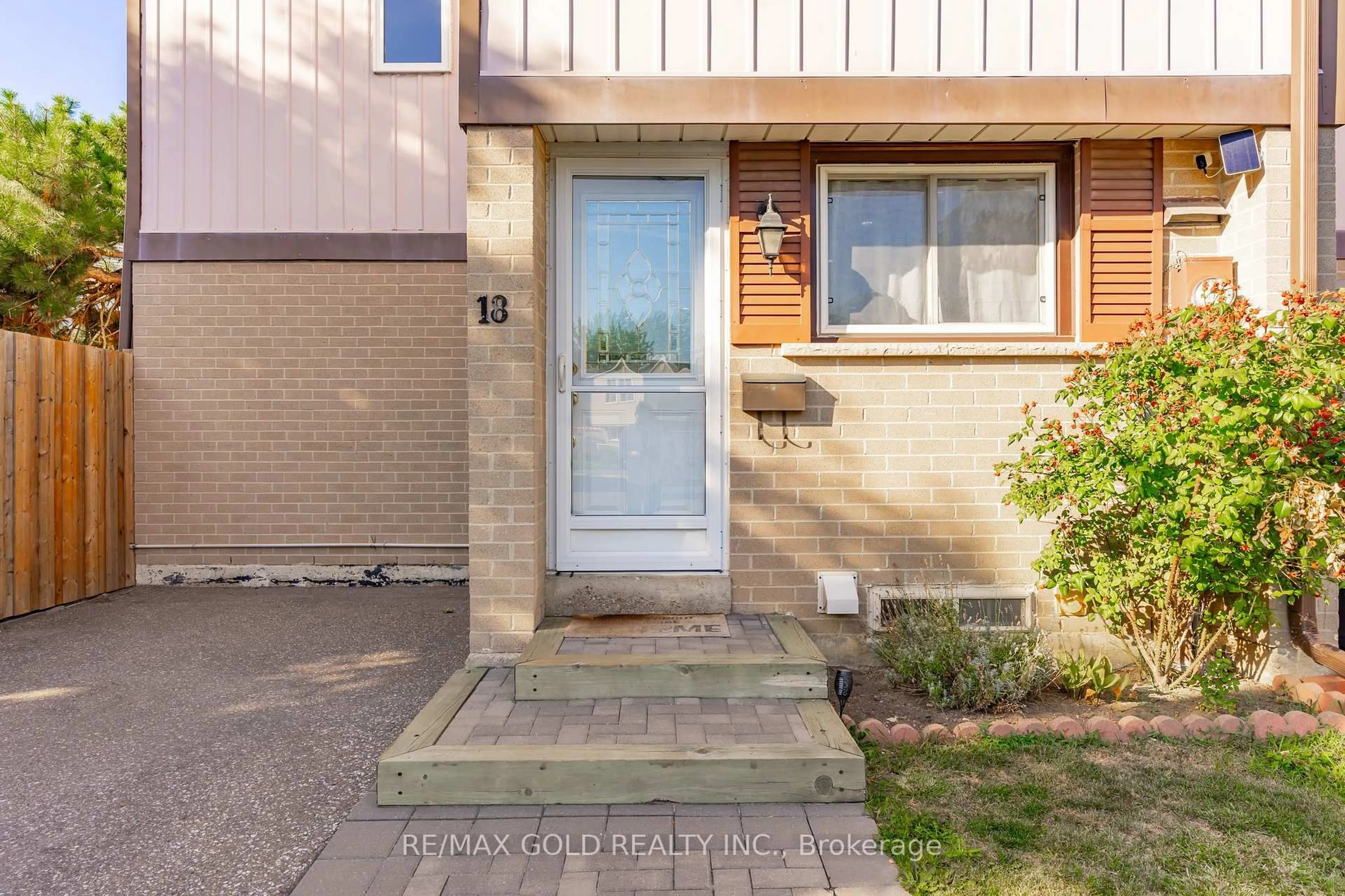 Unknown for 18 Juliette Sq, Brampton Ontario L6S 2M6