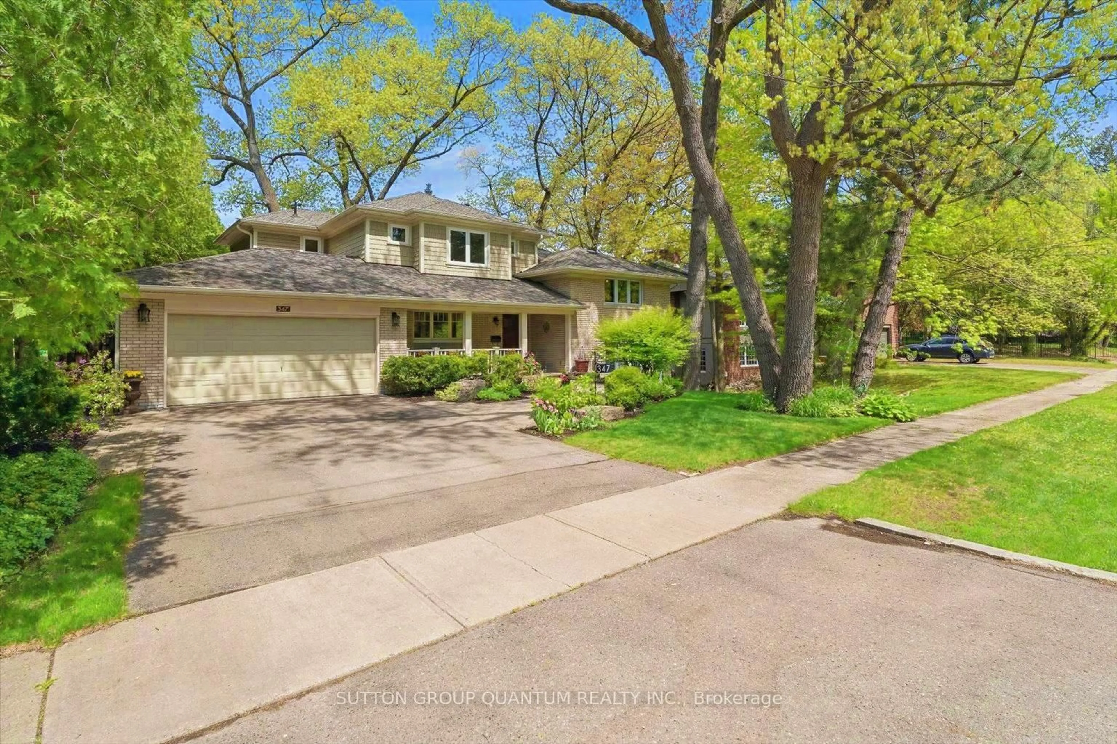 A pic from outside/outdoor area/front of a property/back of a property/a pic from drone, street for 347 Pinetree Way, Mississauga Ontario L5G 2R4