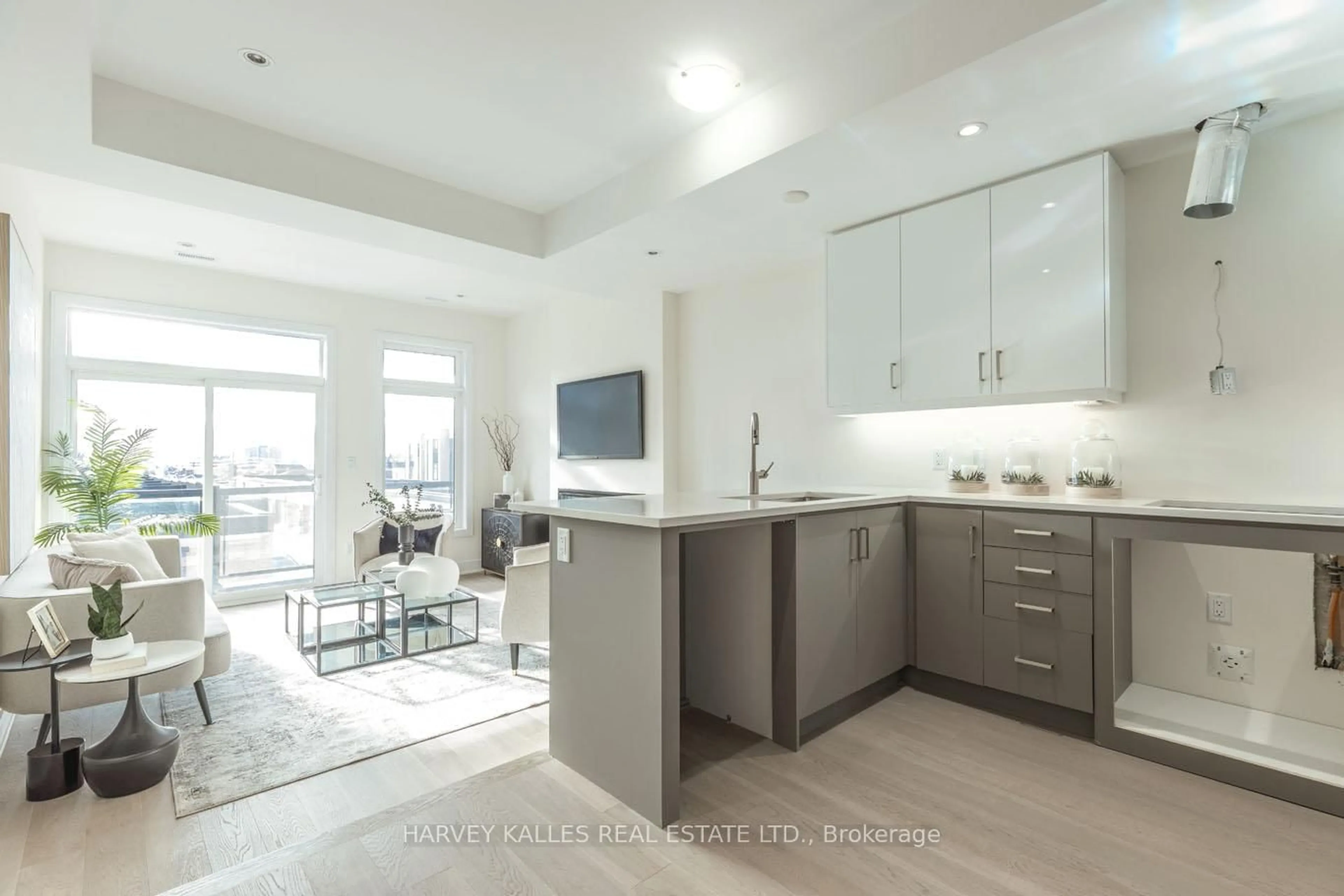 Open concept kitchen, unknown for 15 Innes Ave, Toronto Ontario M6E 0B2