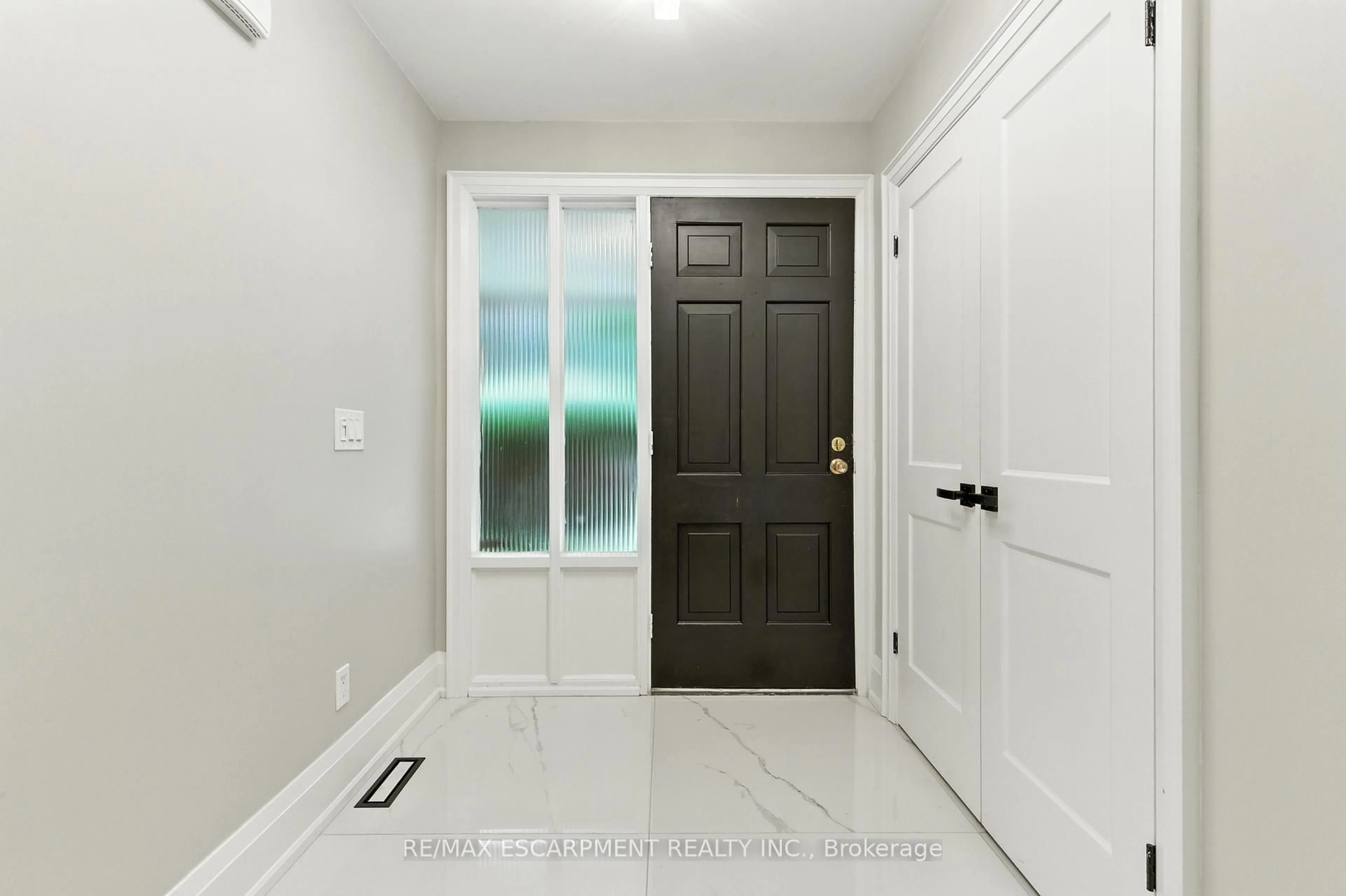 Indoor entryway for 1245 Bramblewood Lane, Mississauga Ontario L5H 1L9