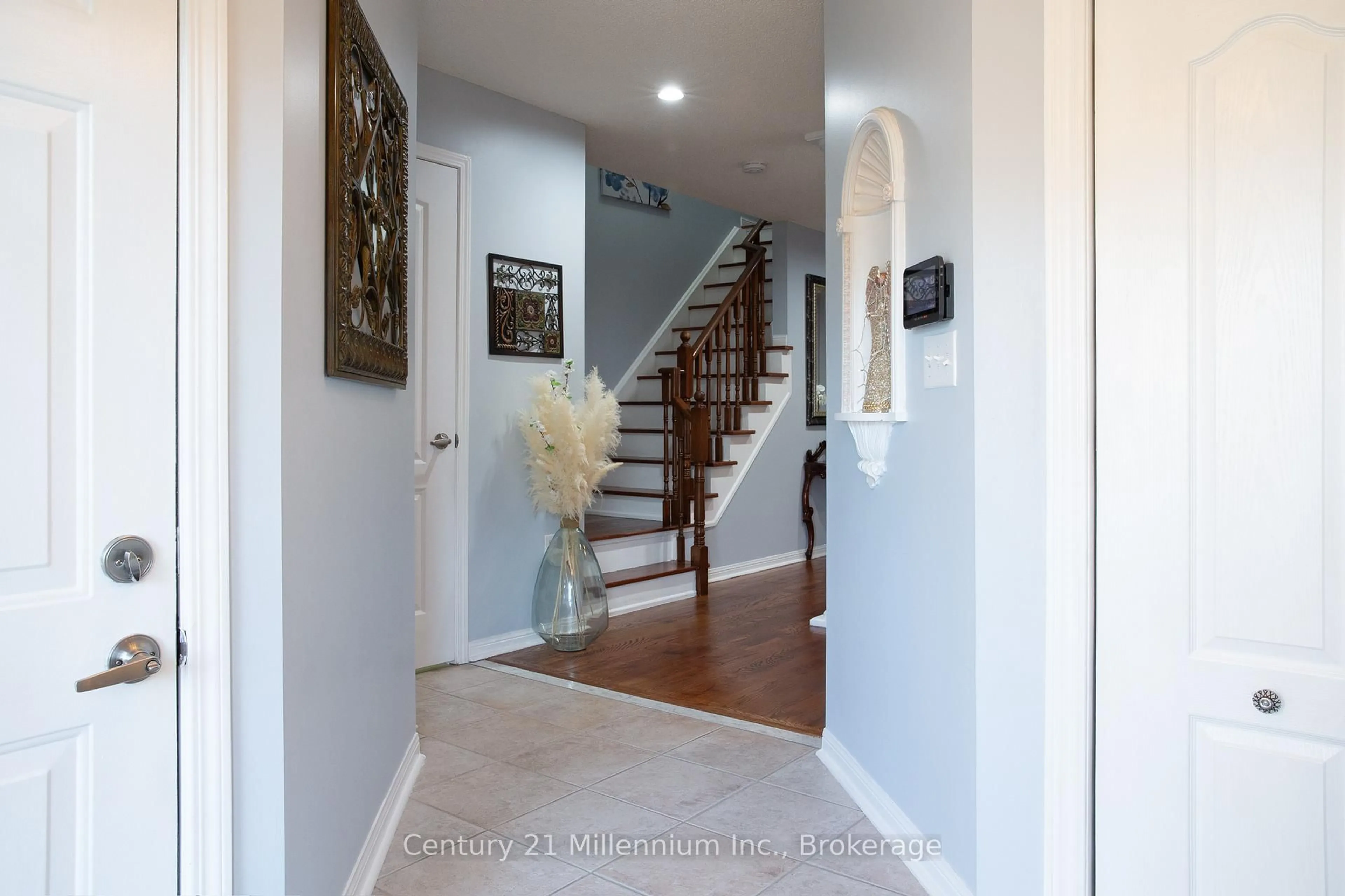 Indoor entryway for 84 Weather Vane Lane, Brampton Ontario L6X 4R4