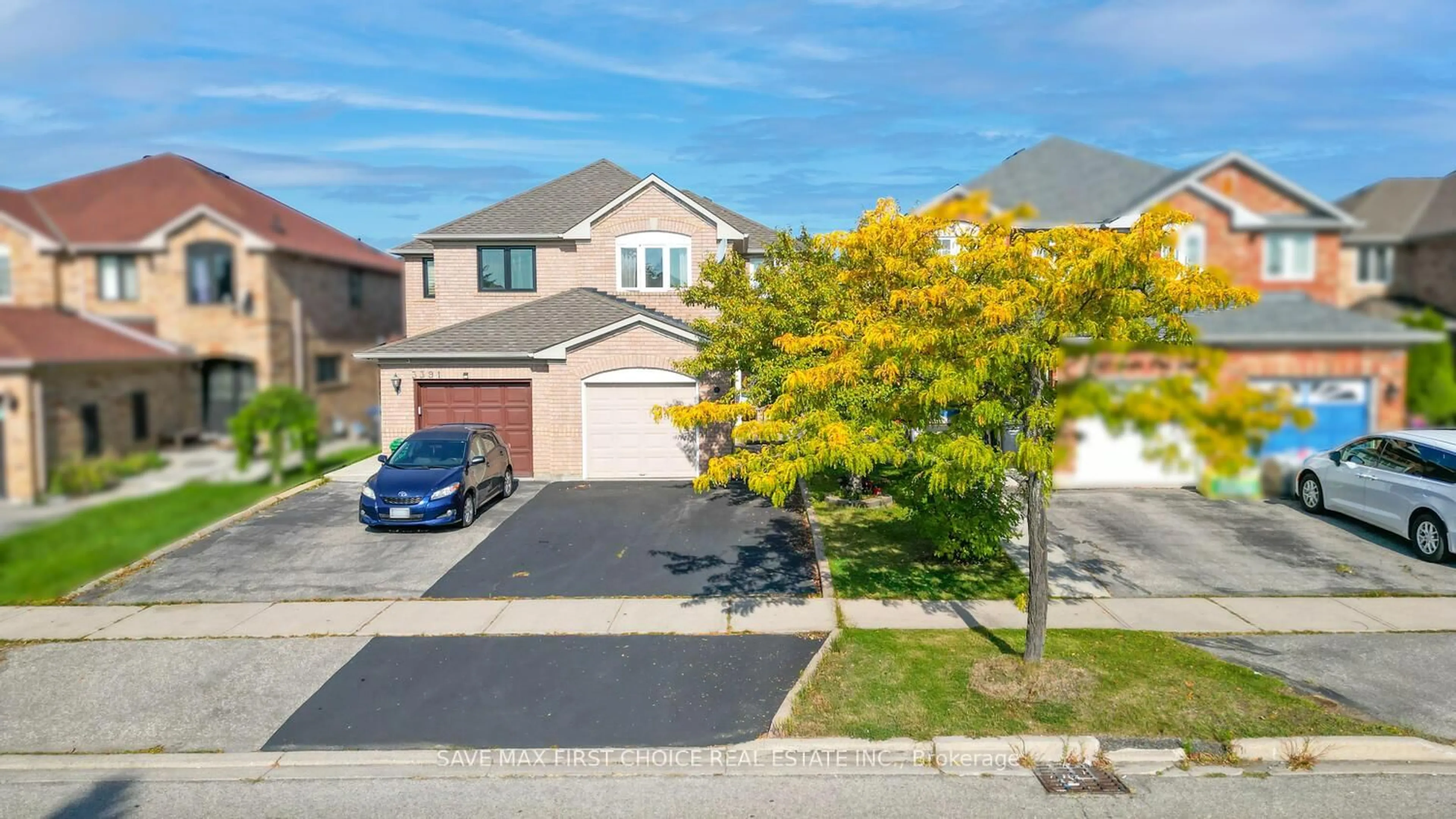 A pic from outside/outdoor area/front of a property/back of a property/a pic from drone, street for 3389 Scotch Pine Gate, Mississauga Ontario L5N 7M8