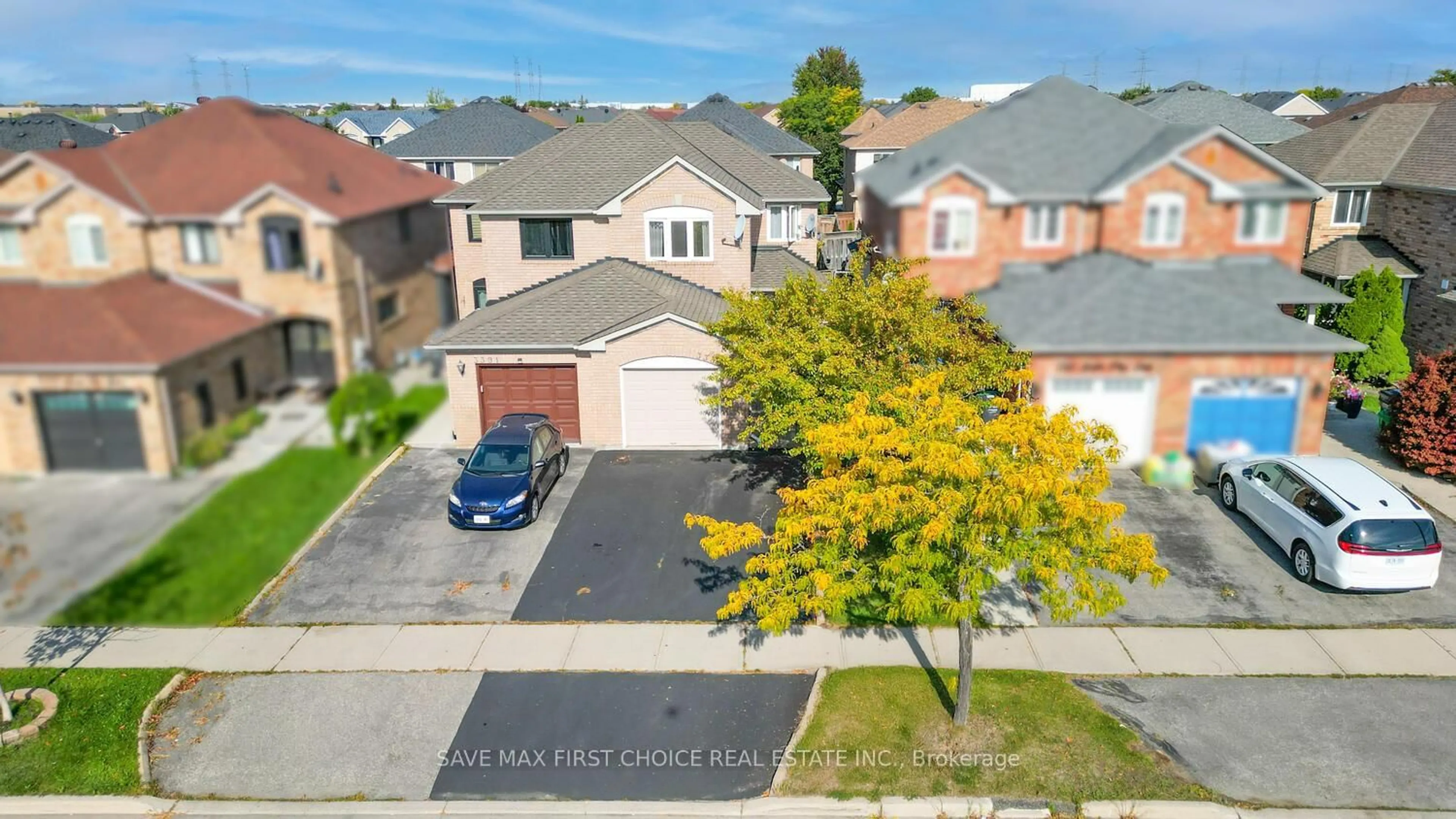 A pic from outside/outdoor area/front of a property/back of a property/a pic from drone, street for 3389 Scotch Pine Gate, Mississauga Ontario L5N 7M8