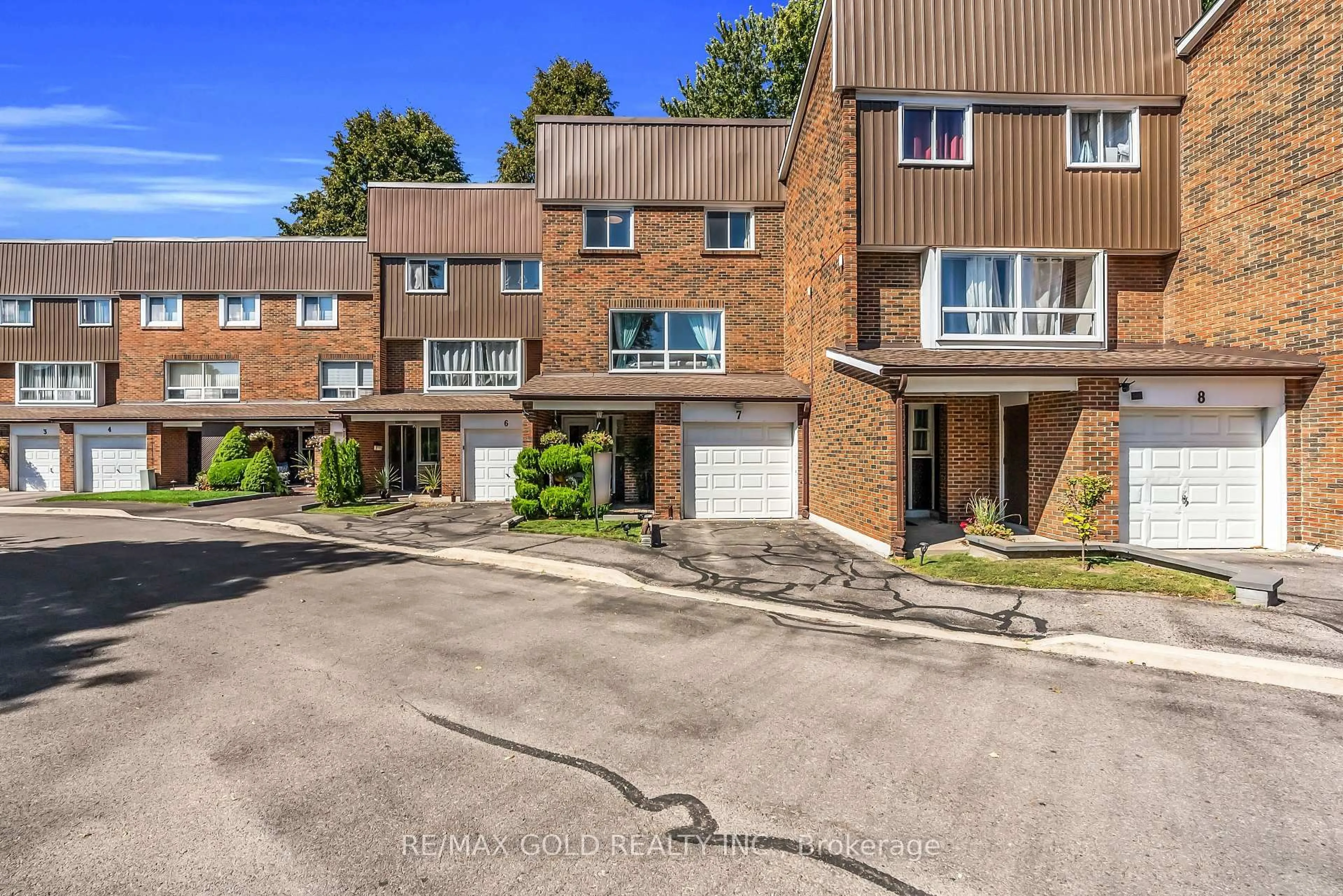 A pic from outside/outdoor area/front of a property/back of a property/a pic from drone, street for 3065 Lenester Dr #7, Mississauga Ontario L5C 2B8