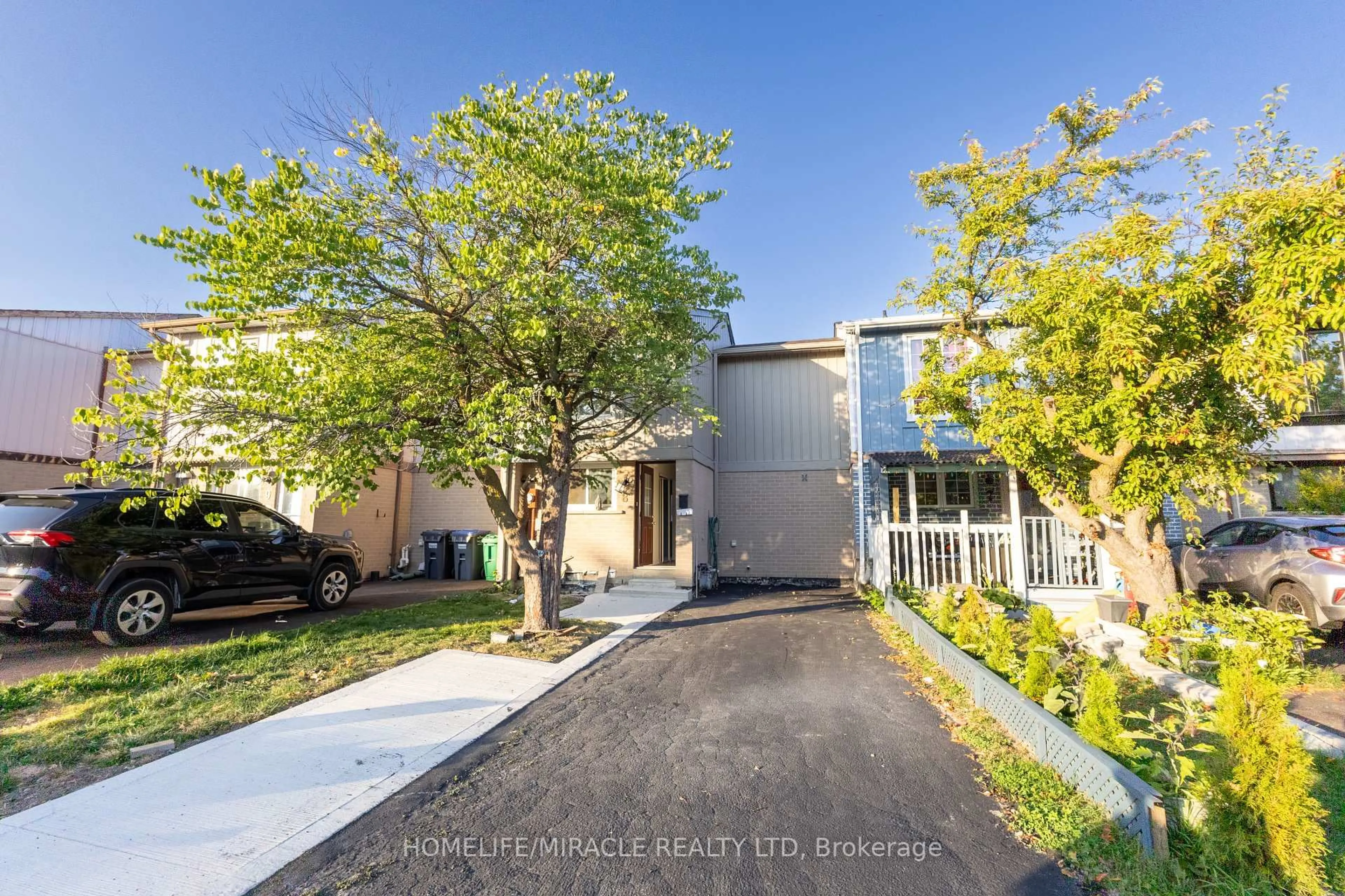 A pic from outside/outdoor area/front of a property/back of a property/a pic from drone, street for 8 Grand Valley Dr, Brampton Ontario L6S 2L1