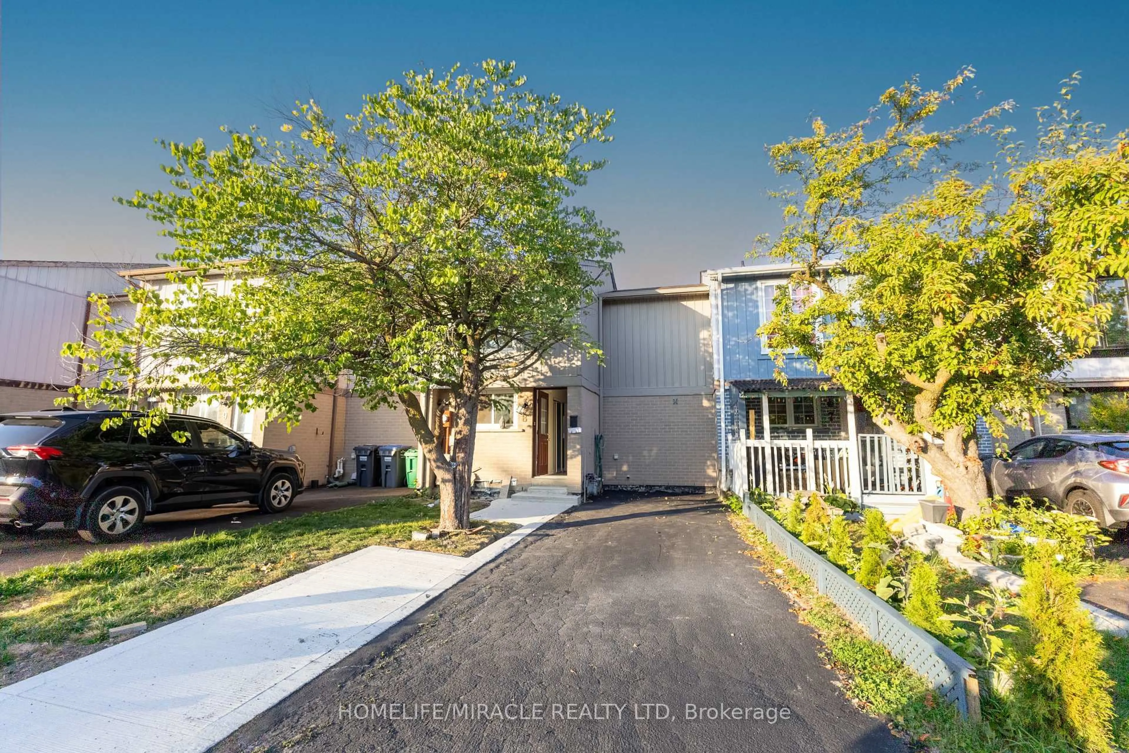 A pic from outside/outdoor area/front of a property/back of a property/a pic from drone, street for 8 Grand Valley Dr, Brampton Ontario L6S 2L1