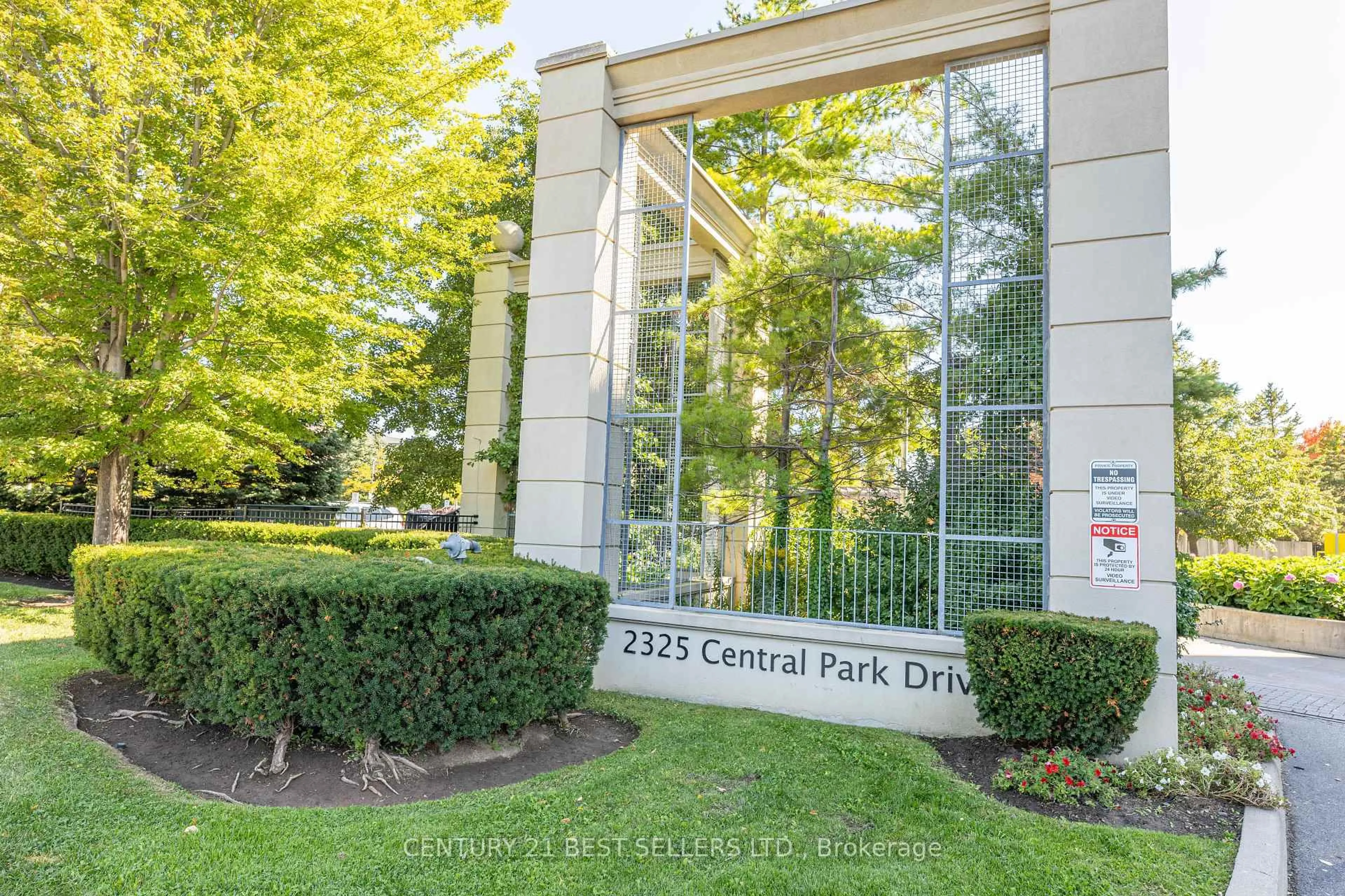Indoor foyer for 2325 Central Park Dr #611, Oakville Ontario L6H 0E5