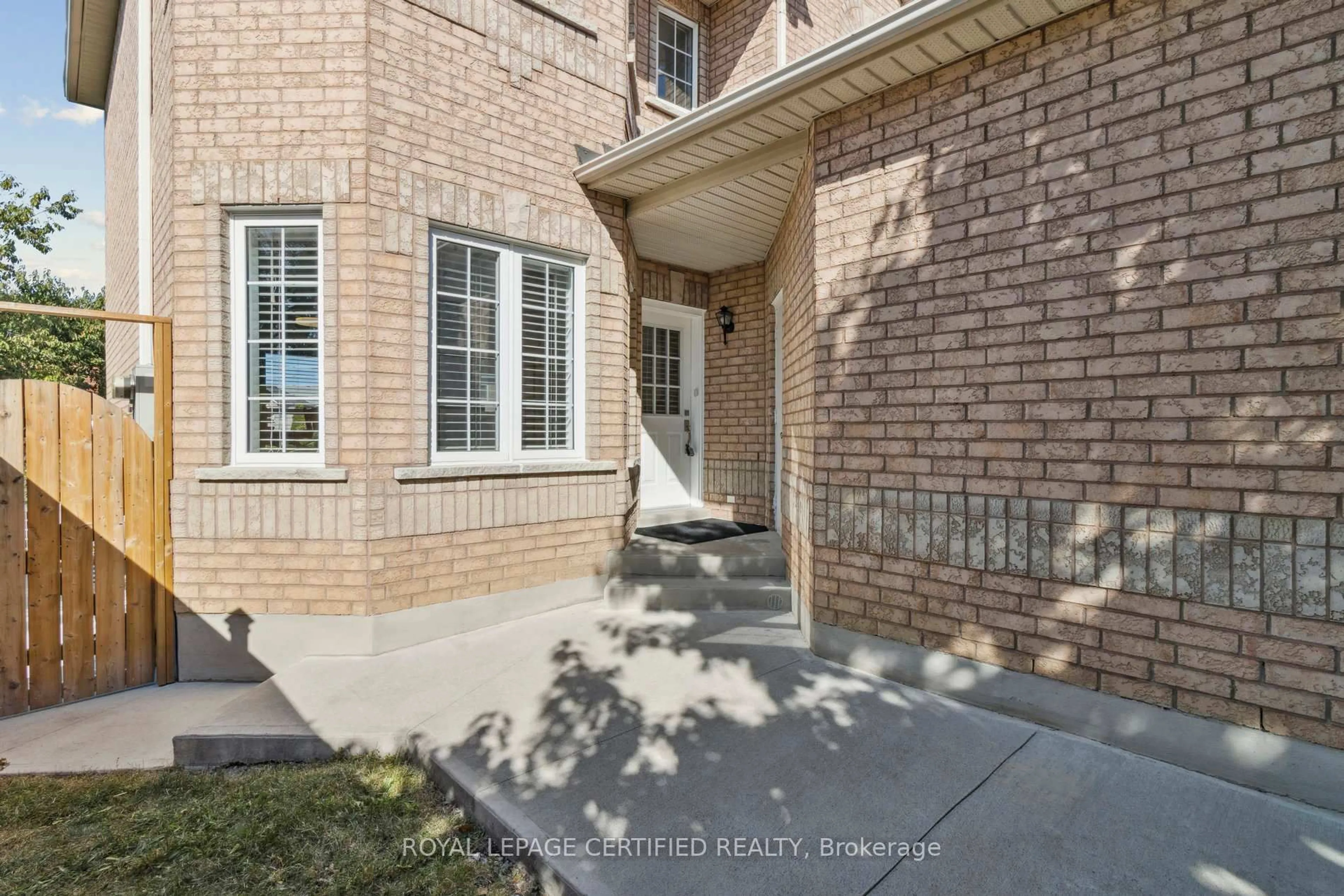 Home with brick exterior material, street for 530 Driftcurrent Dr #1, Mississauga Ontario L4Z 4G2