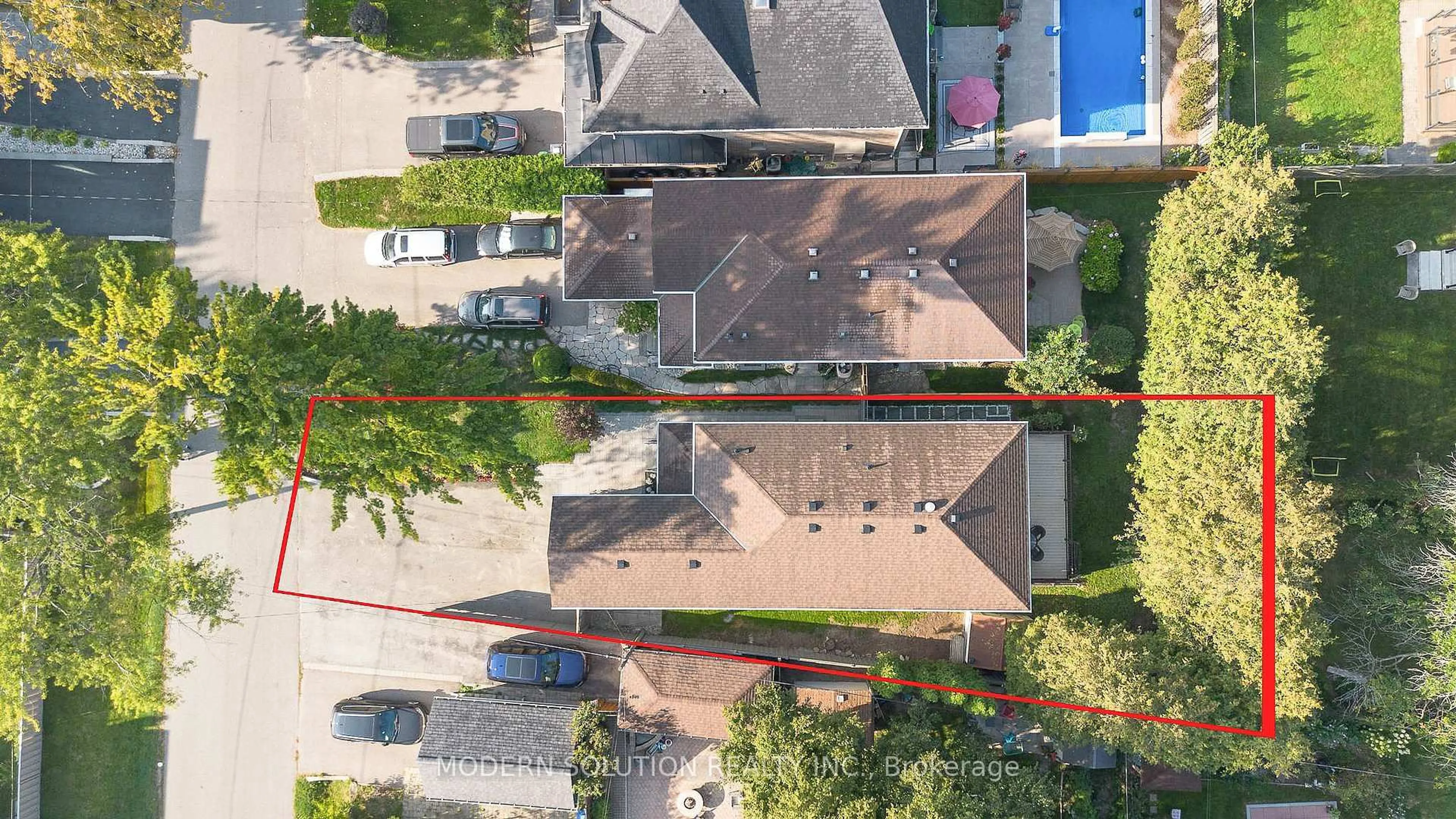A pic from outside/outdoor area/front of a property/back of a property/a pic from drone, city buildings view from balcony for 617 Curzon Ave, Mississauga Ontario L5G 1P8