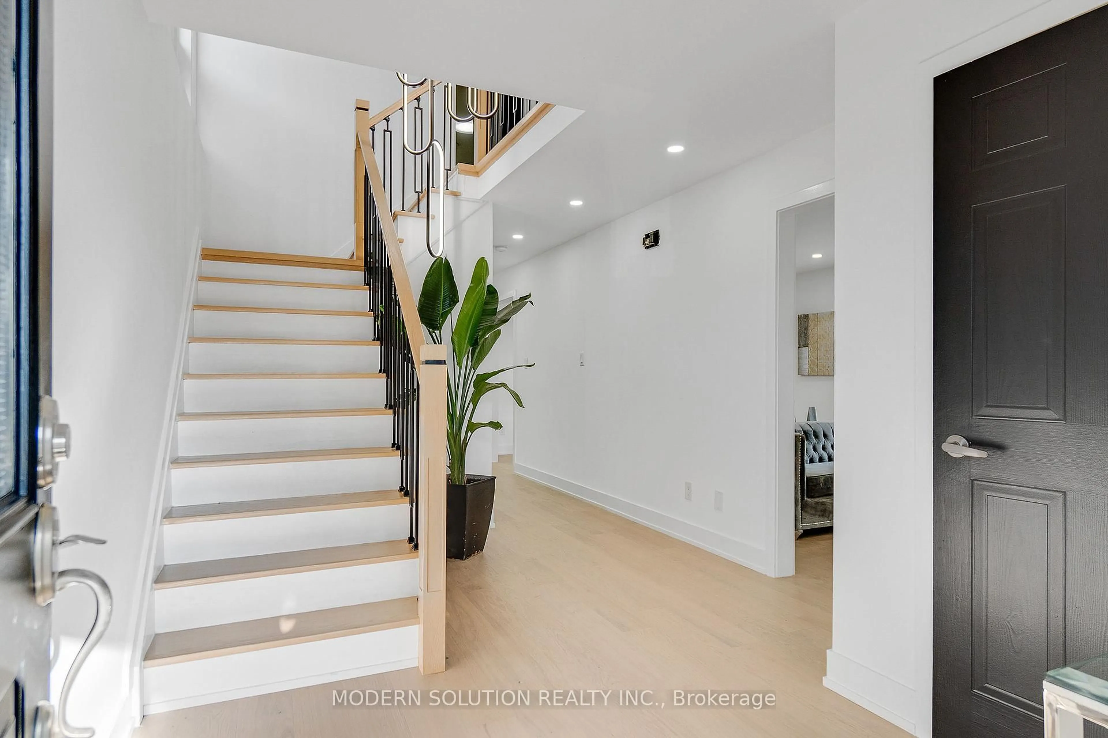Unknown for 617 Curzon Ave, Mississauga Ontario L5G 1P8