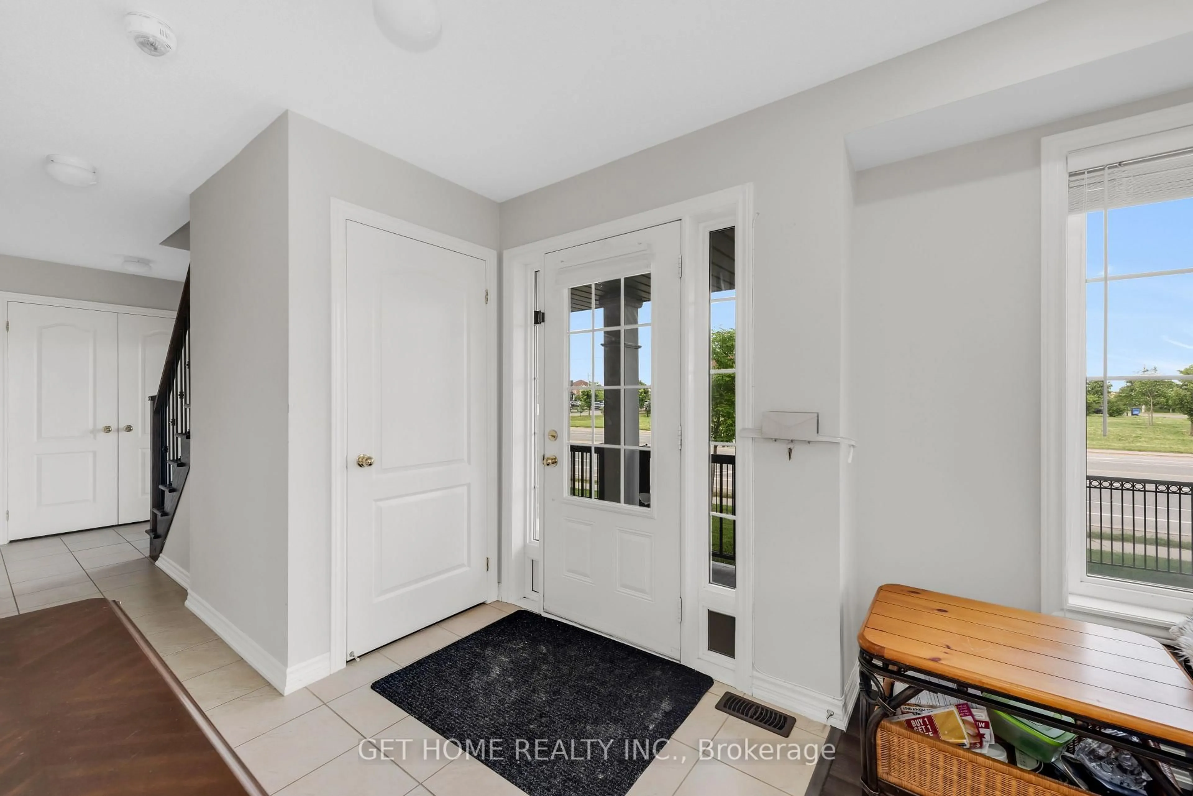 Indoor entryway for 21 Rabbit Run Way, Brampton Ontario L6Z 0J2