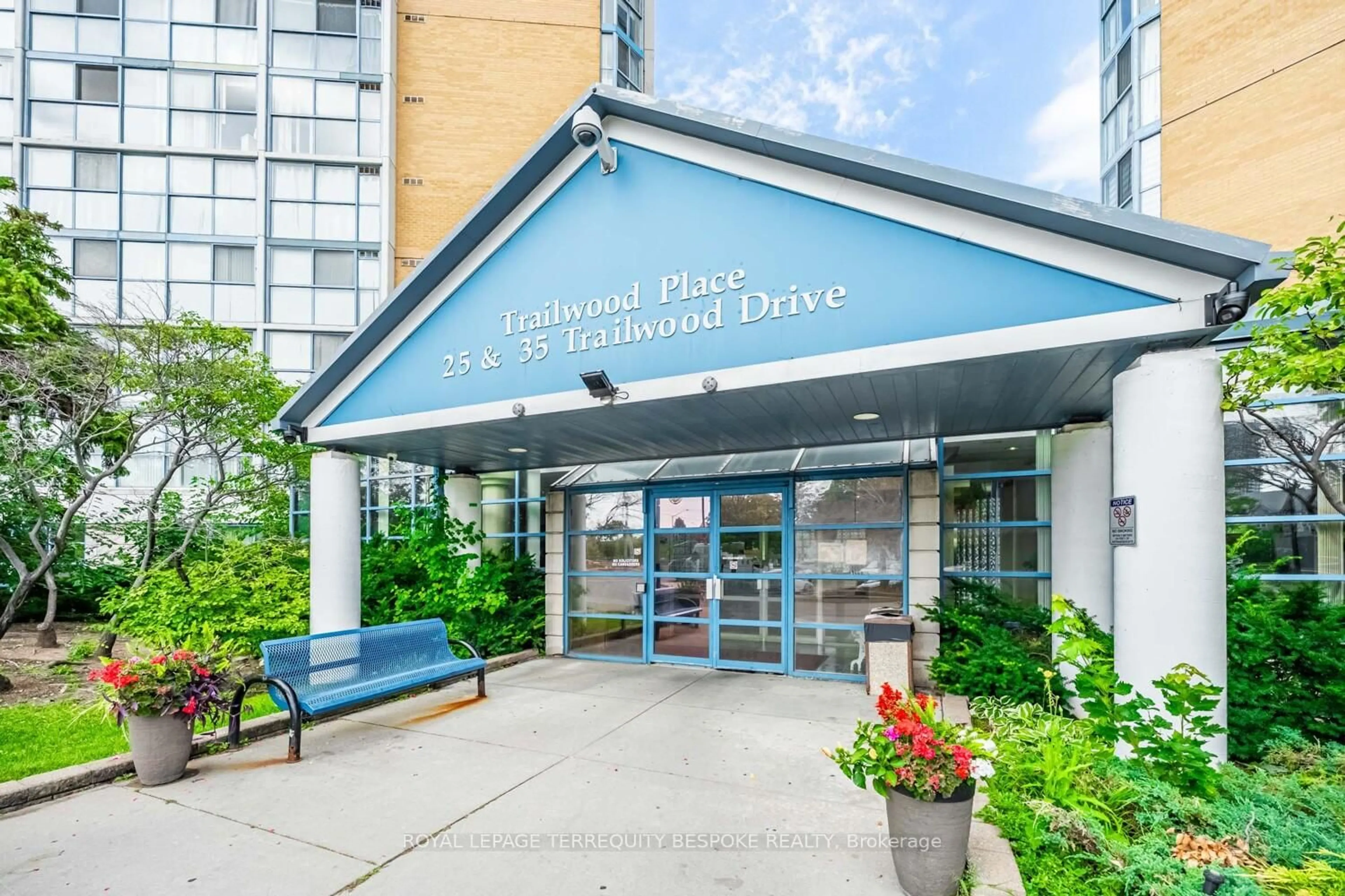 Indoor foyer for 25 Trailwood Dr #303, Mississauga Ontario L4Z 3K9