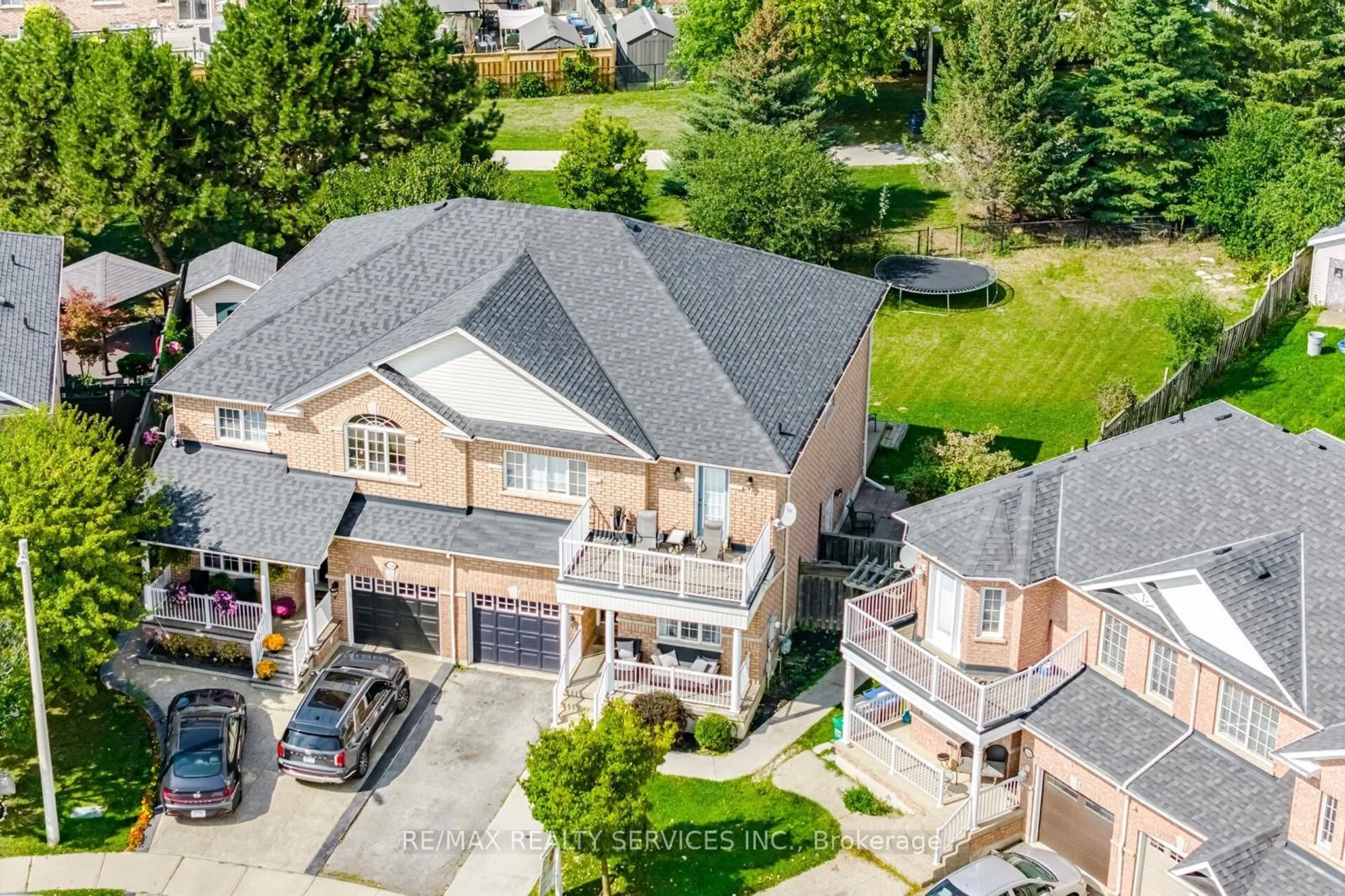 A pic from outside/outdoor area/front of a property/back of a property/a pic from drone, street for 130 Dells Acre, Brampton Ontario L7A 2X1