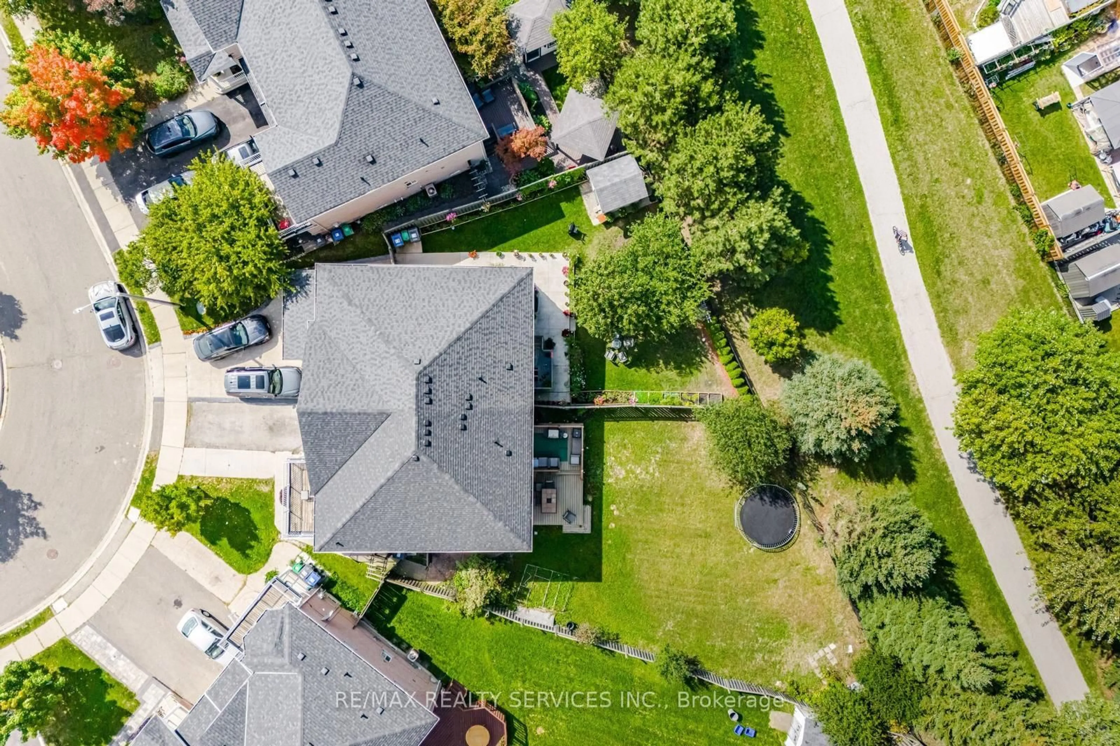 A pic from outside/outdoor area/front of a property/back of a property/a pic from drone, street for 130 Dells Acre, Brampton Ontario L7A 2X1