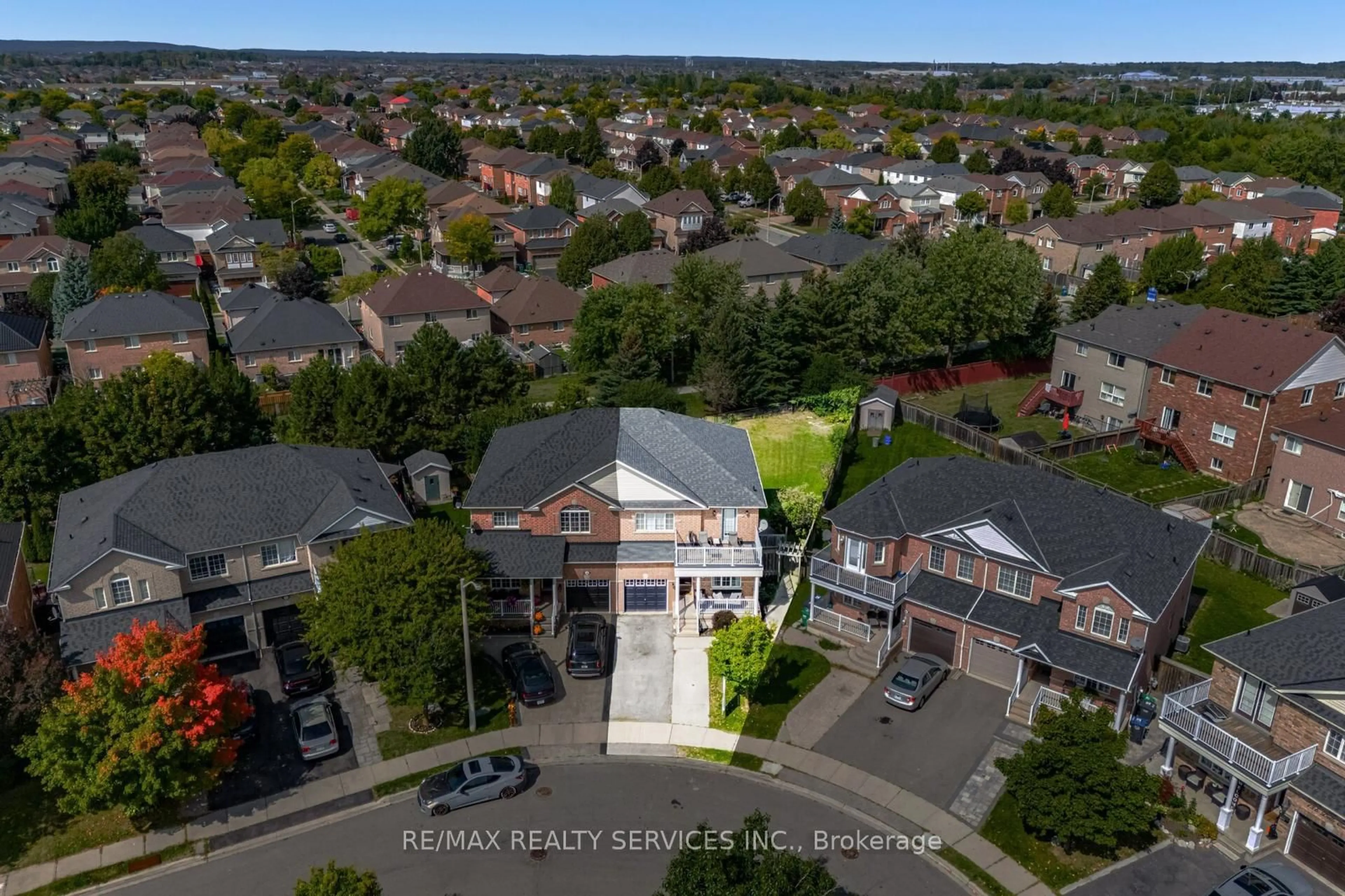 A pic from outside/outdoor area/front of a property/back of a property/a pic from drone, city buildings view from balcony for 130 Dells Acre, Brampton Ontario L7A 2X1