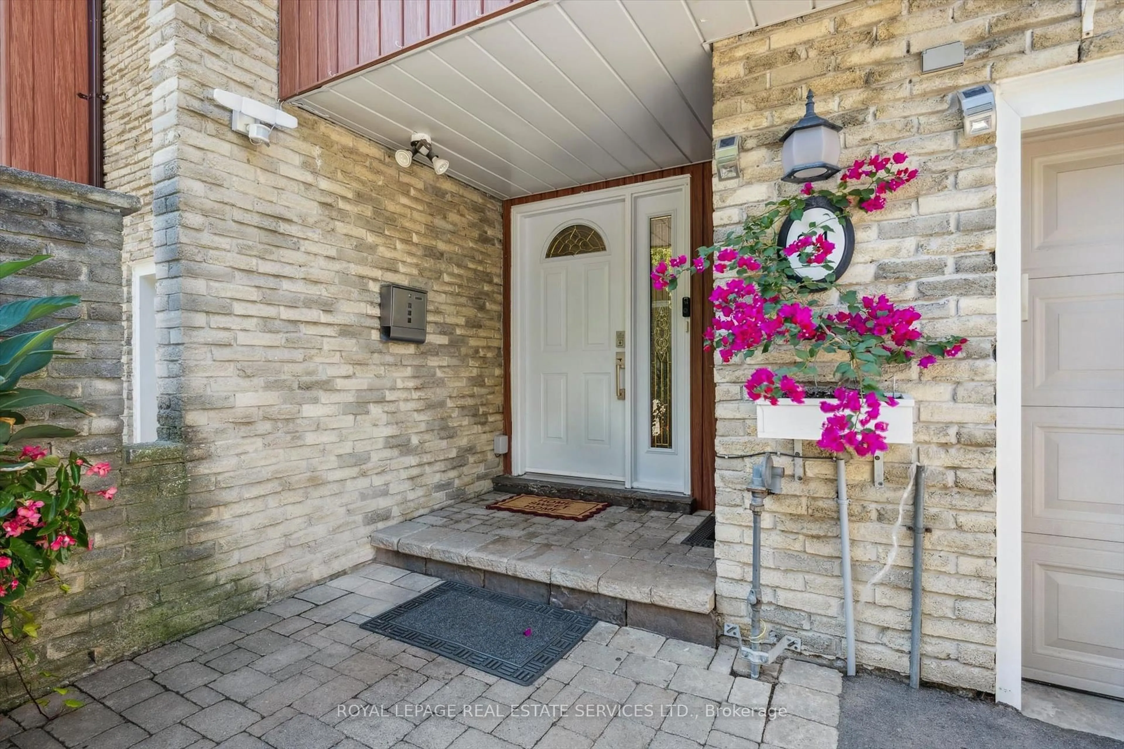 Indoor entryway for 915 Inverhouse Dr #24, Mississauga Ontario L5J 4B2