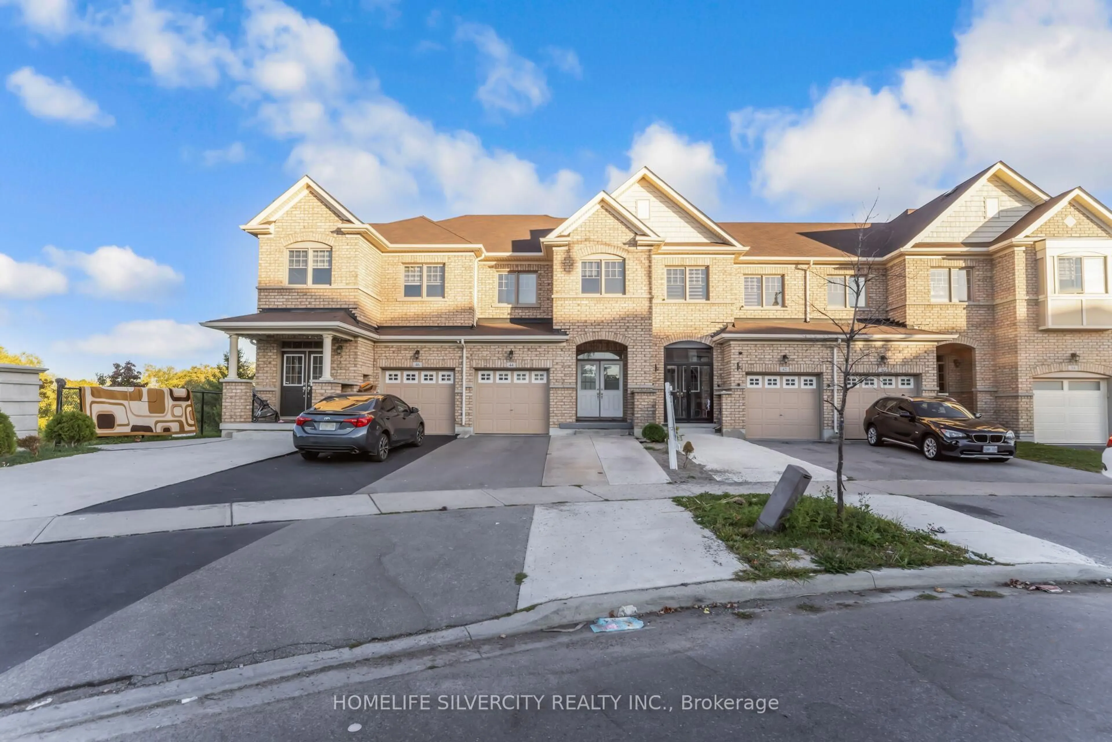A pic from outside/outdoor area/front of a property/back of a property/a pic from drone, street for 44 Davenfield Circ, Brampton Ontario L6P 2K7