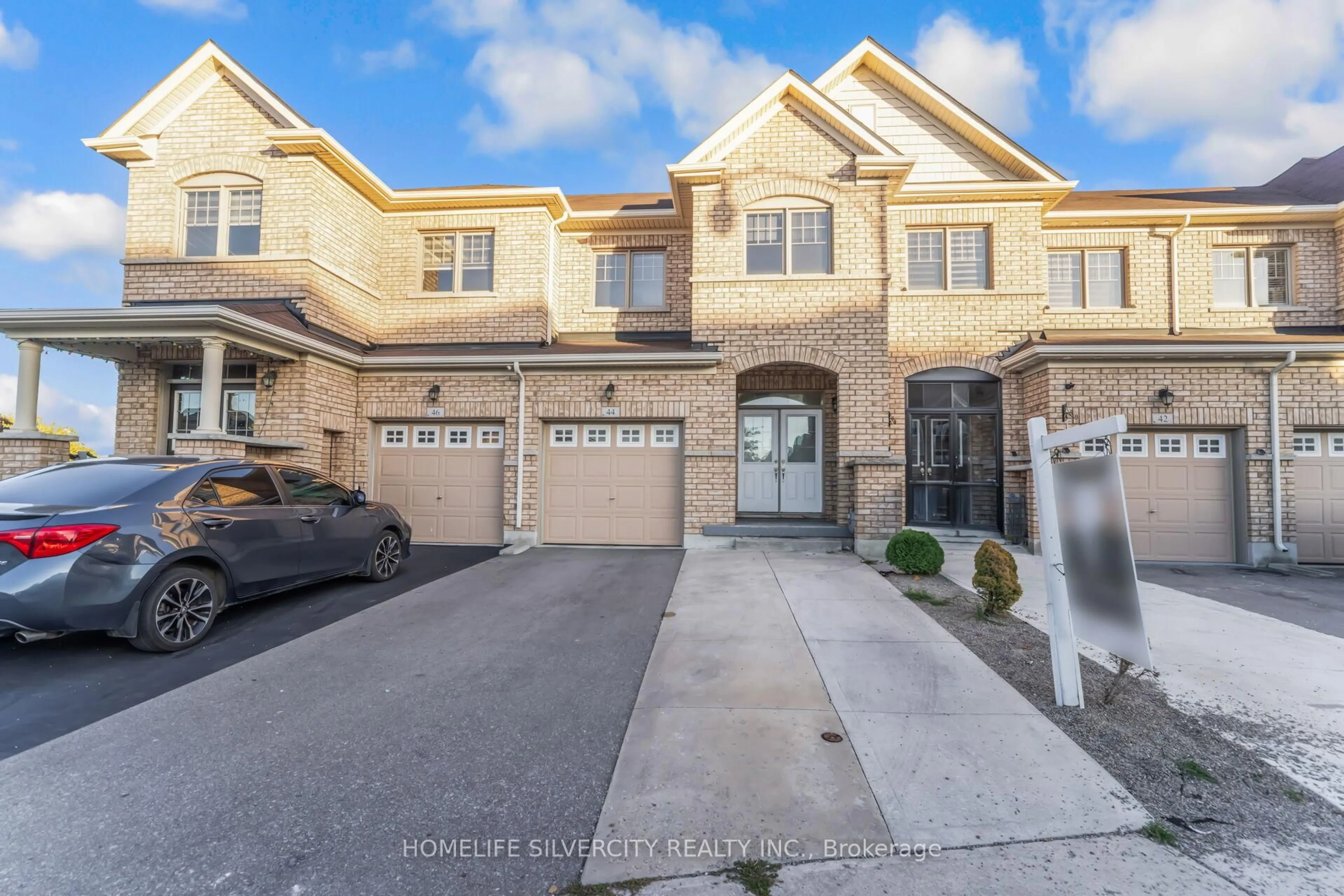 Unknown for 44 Davenfield Circ, Brampton Ontario L6P 2K7