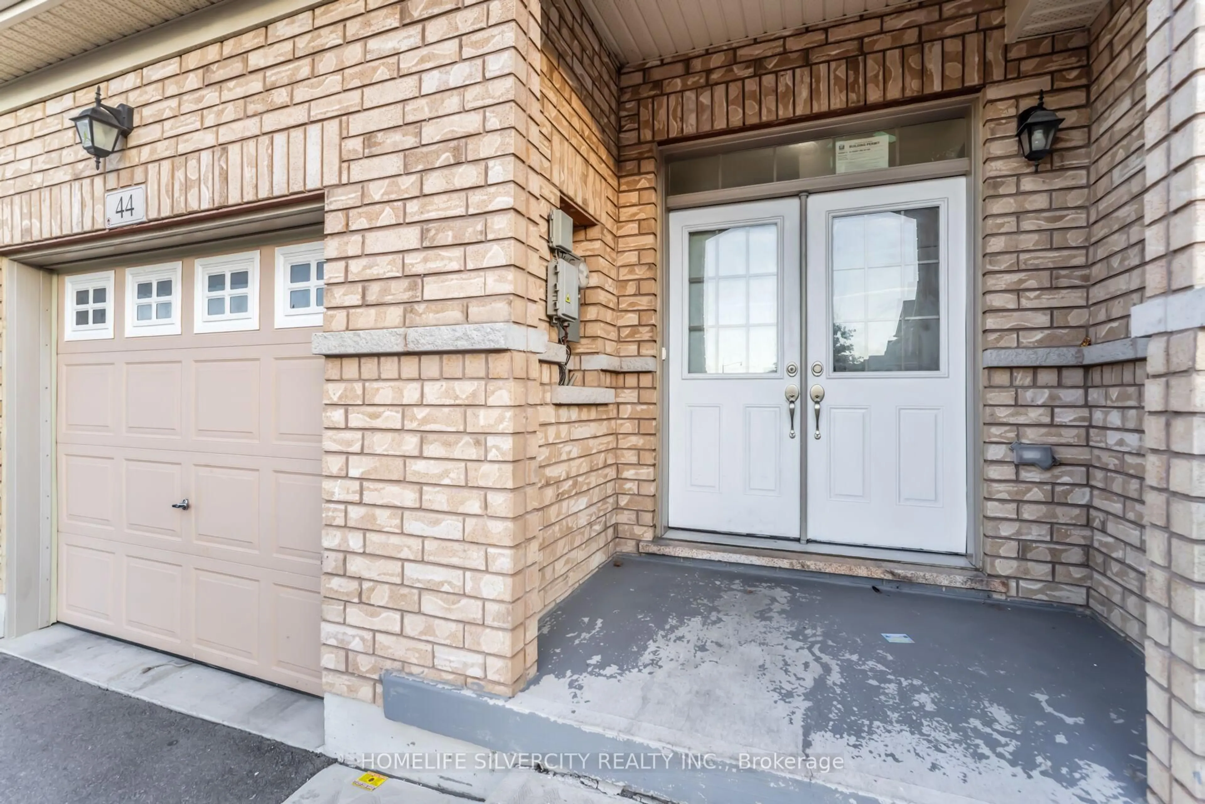 Indoor entryway for 44 Davenfield Circ, Brampton Ontario L6P 2K7