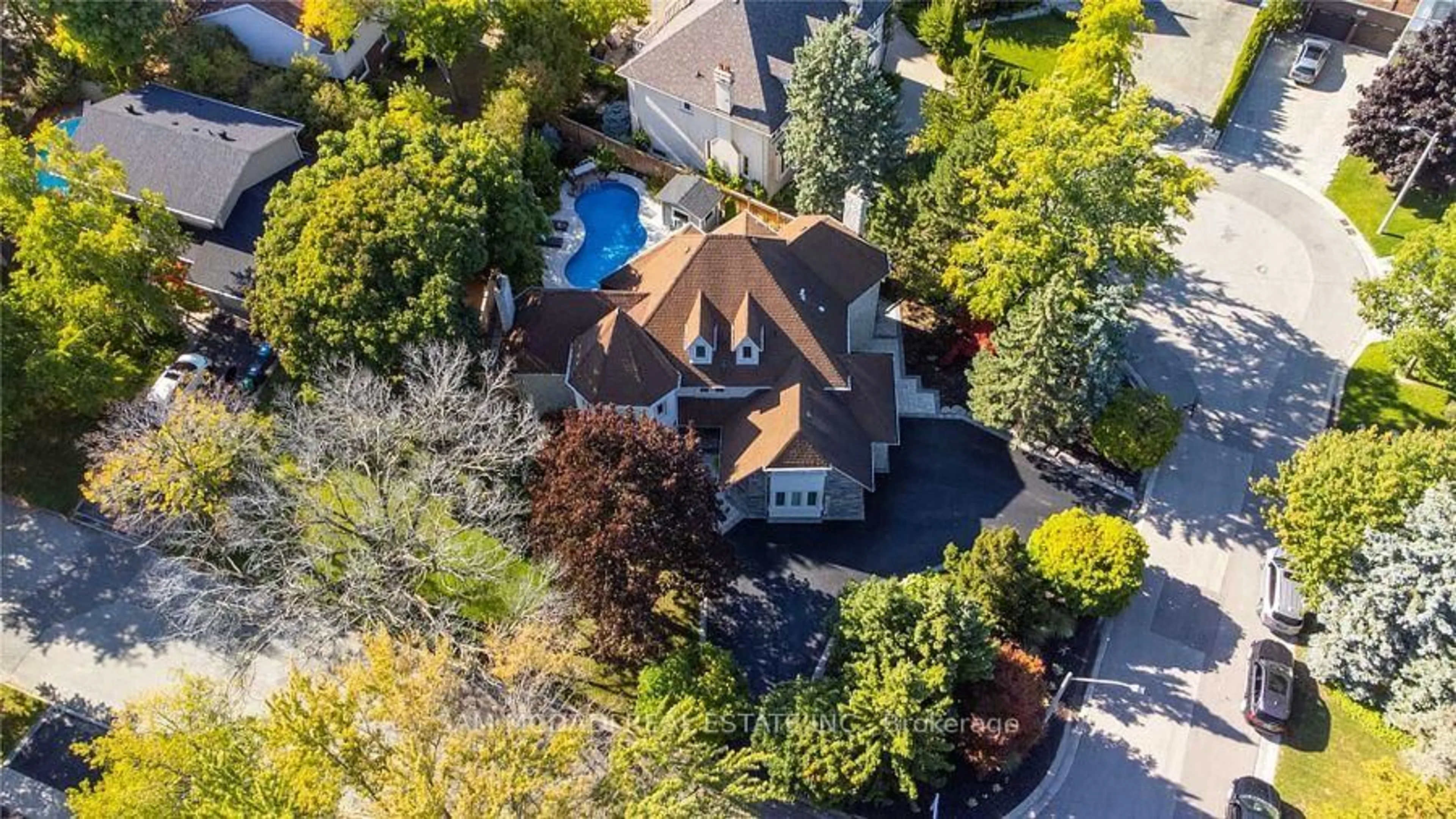 A pic from outside/outdoor area/front of a property/back of a property/a pic from drone, street for 2064 Almira Crt, Mississauga Ontario L5H 4A5