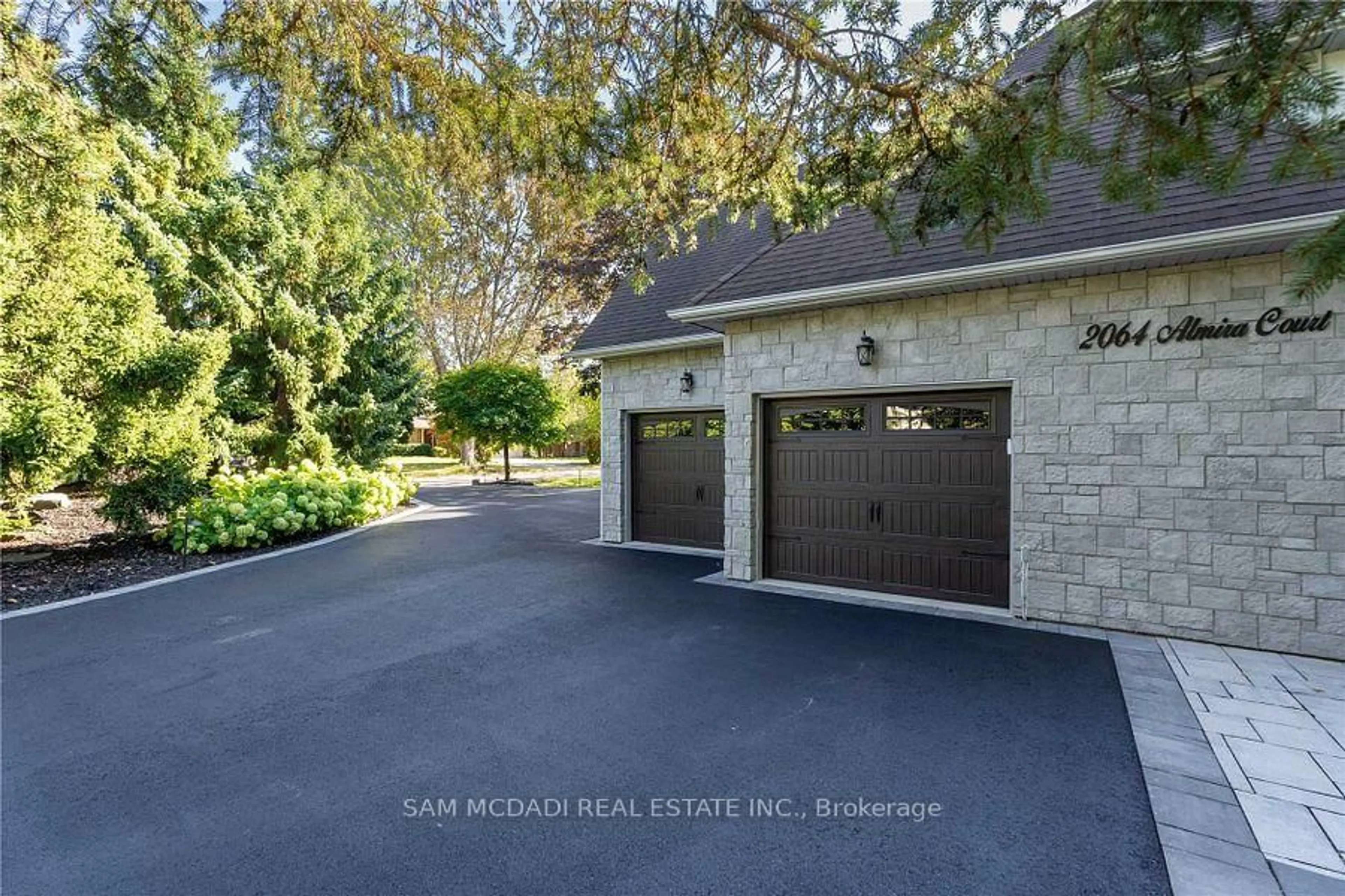 Indoor garage for 2064 Almira Crt, Mississauga Ontario L5H 4A5
