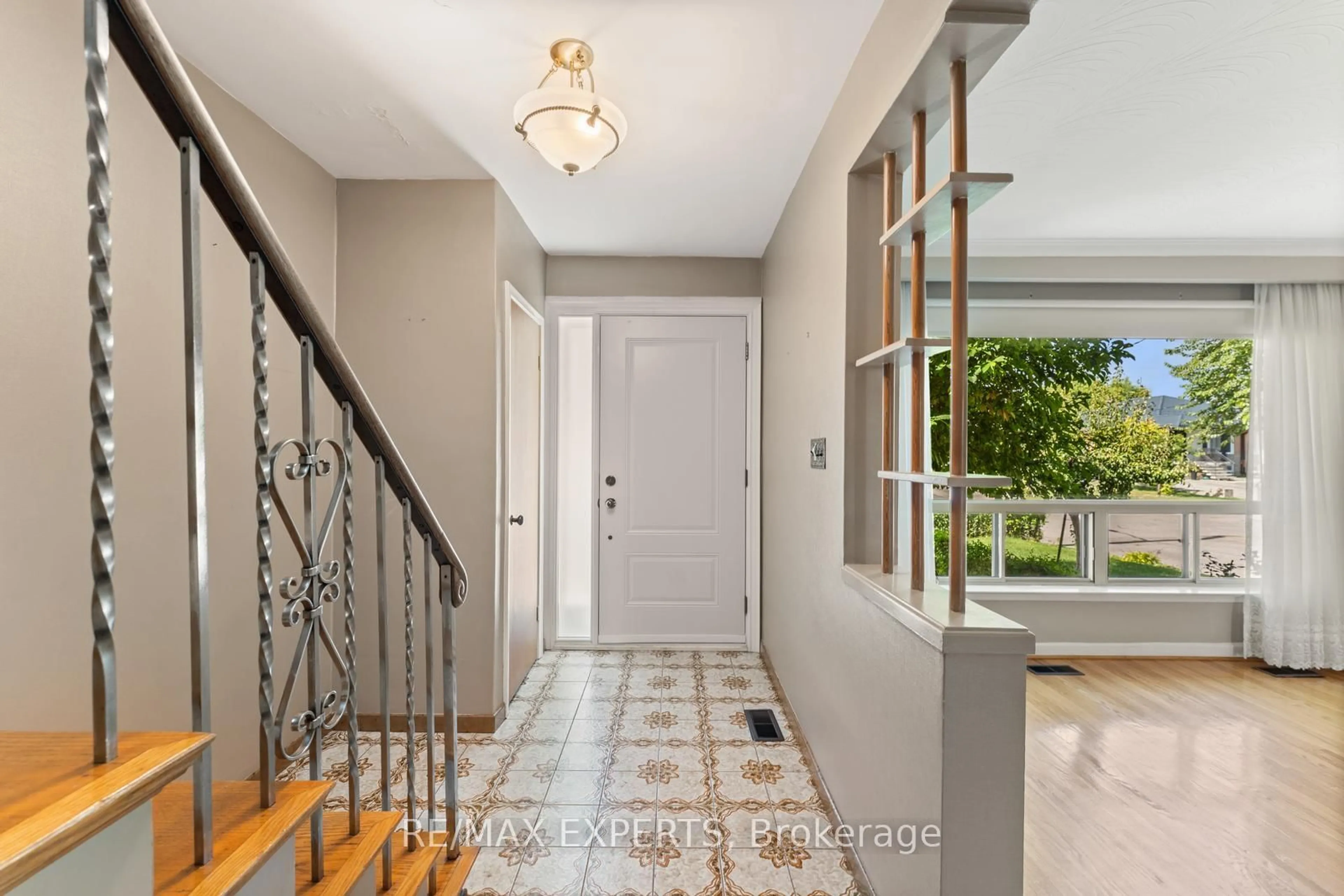 Indoor entryway for 19 Peterdale Rd, Toronto Ontario M3L 1T8
