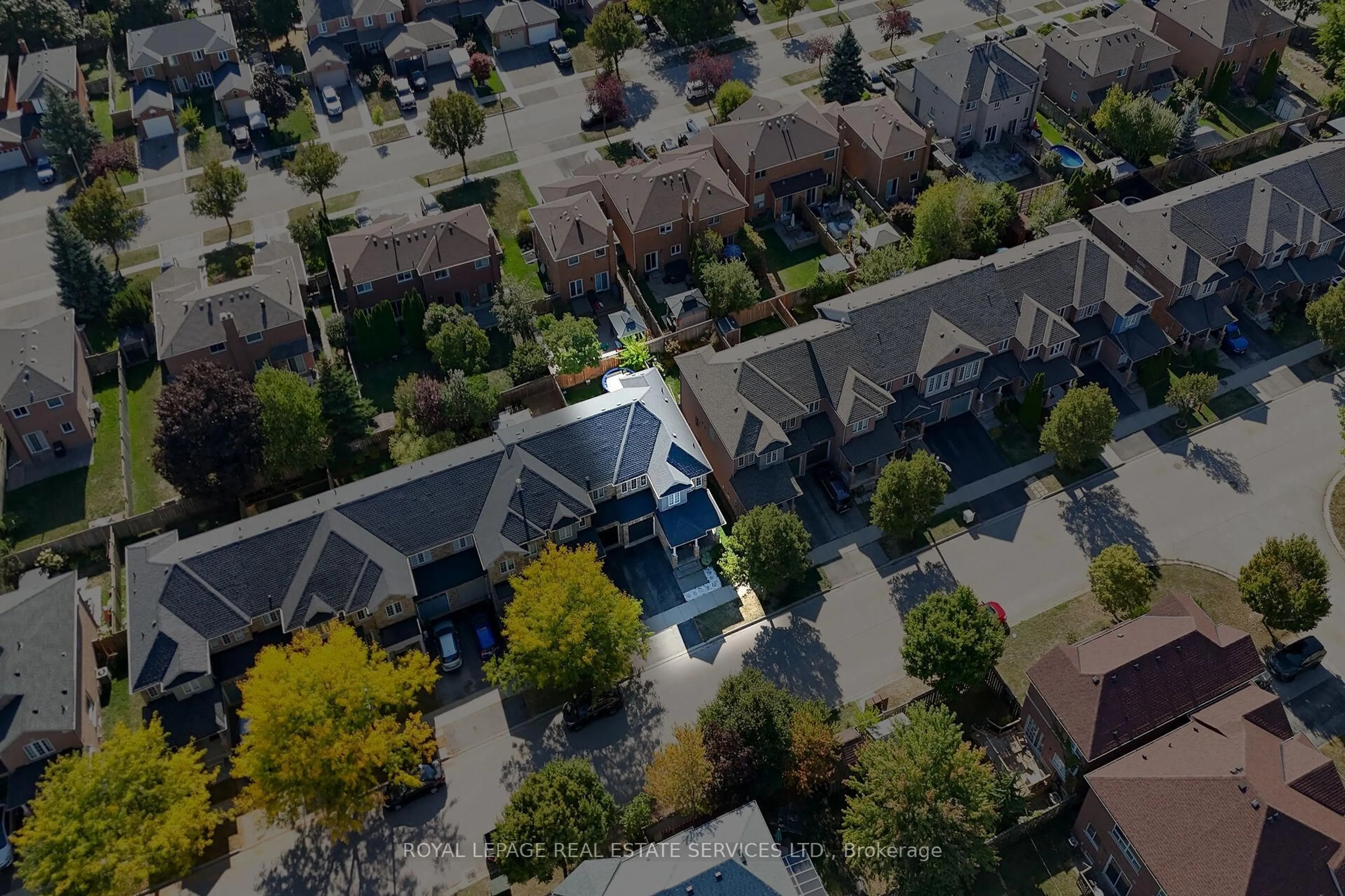 A pic from outside/outdoor area/front of a property/back of a property/a pic from drone, street for 646 Julia Ave, Burlington Ontario L7L 6X3