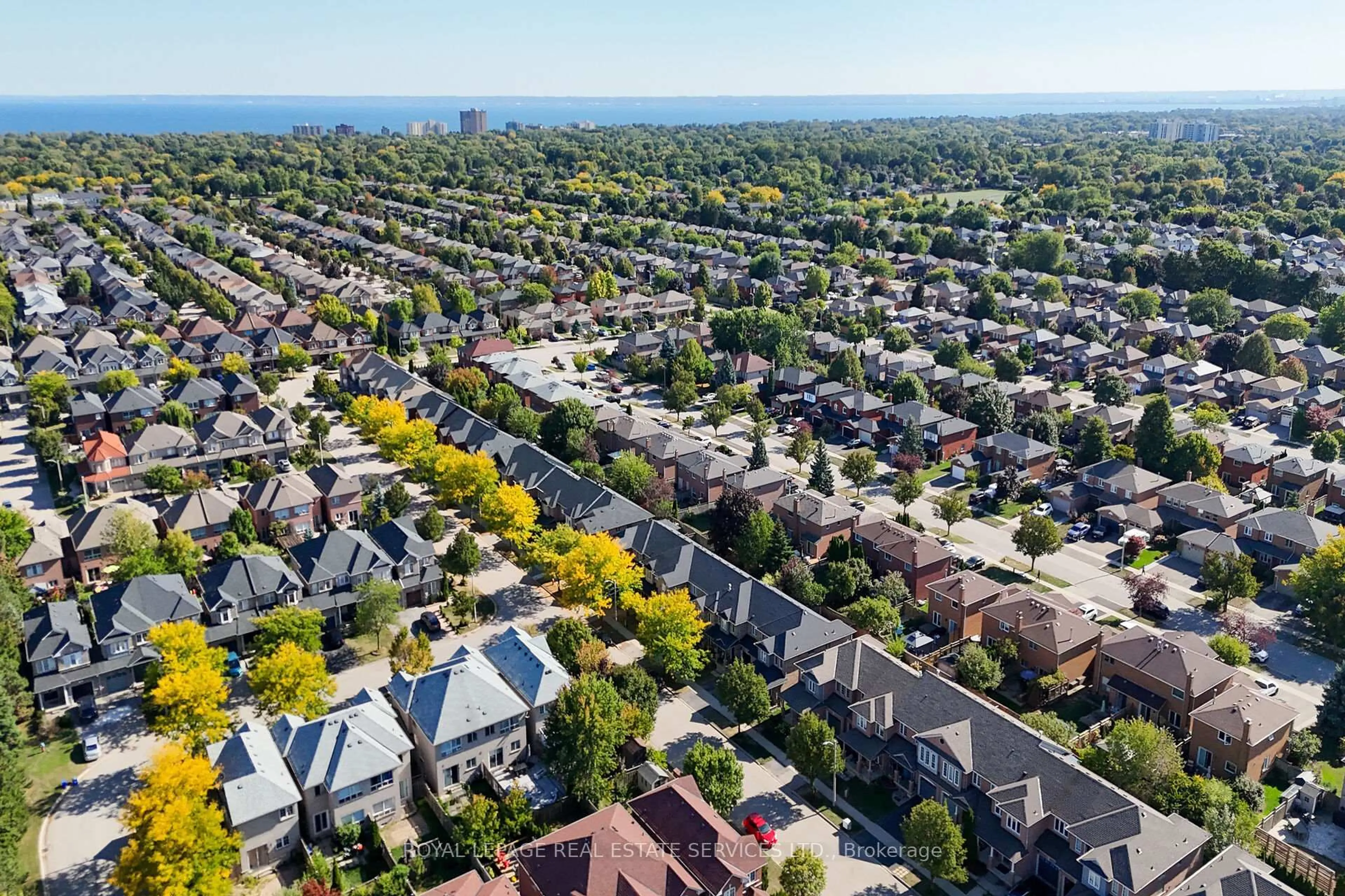 A pic from outside/outdoor area/front of a property/back of a property/a pic from drone, street for 646 Julia Ave, Burlington Ontario L7L 6X3