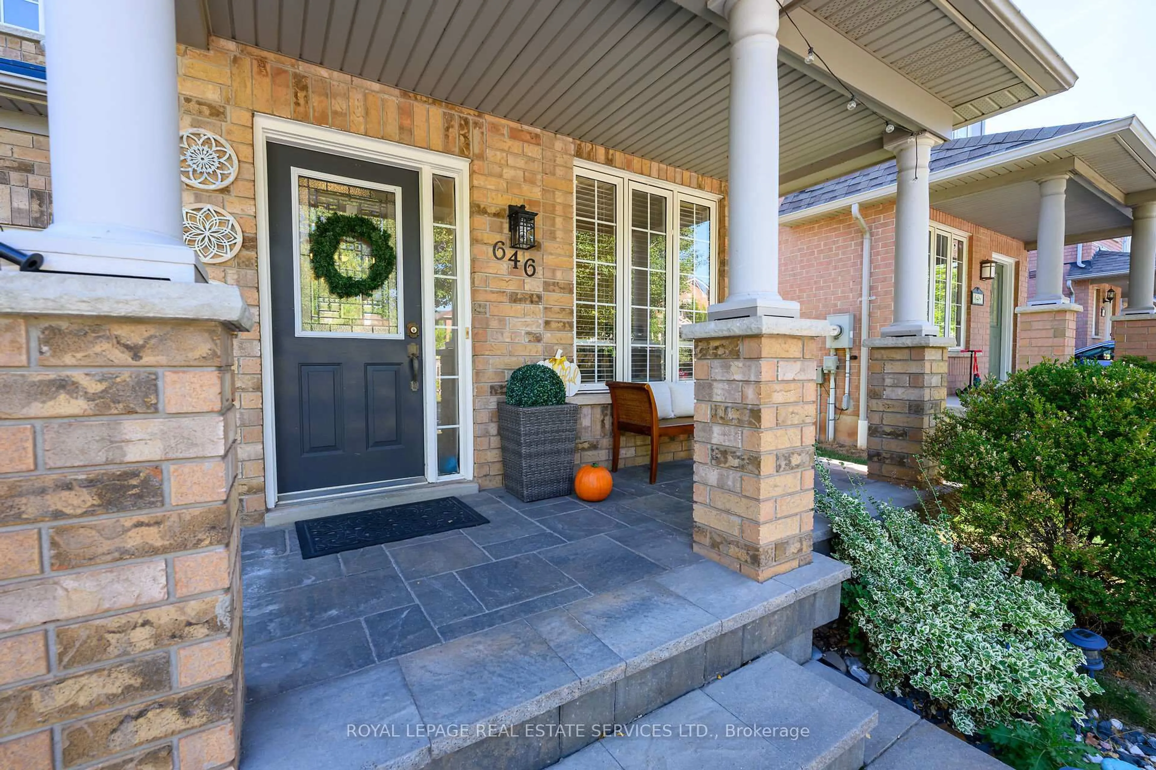 Indoor entryway for 646 Julia Ave, Burlington Ontario L7L 6X3