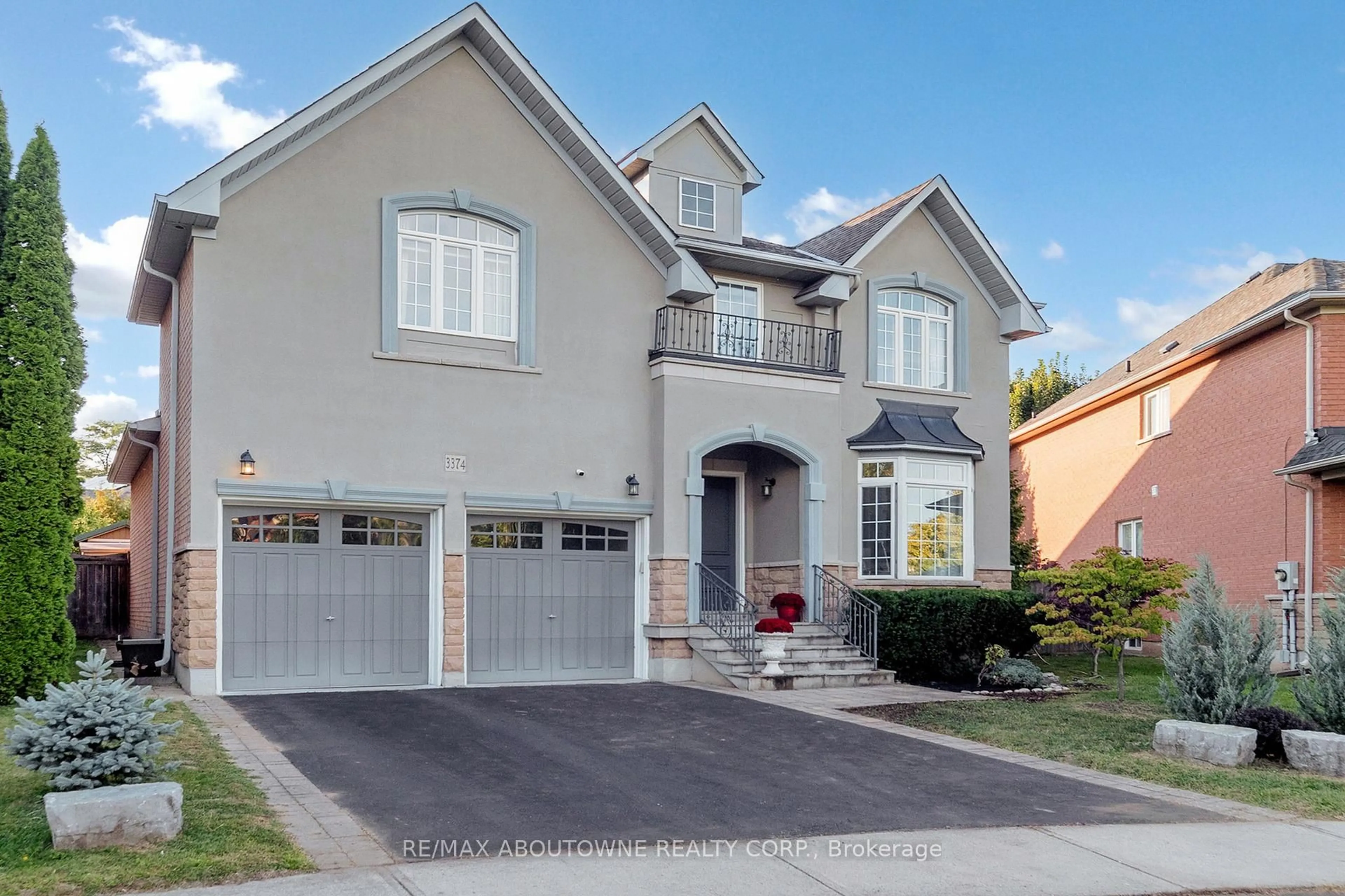 Home with vinyl exterior material, street for 3374 Fox Run Circ, Oakville Ontario L6L 6W4