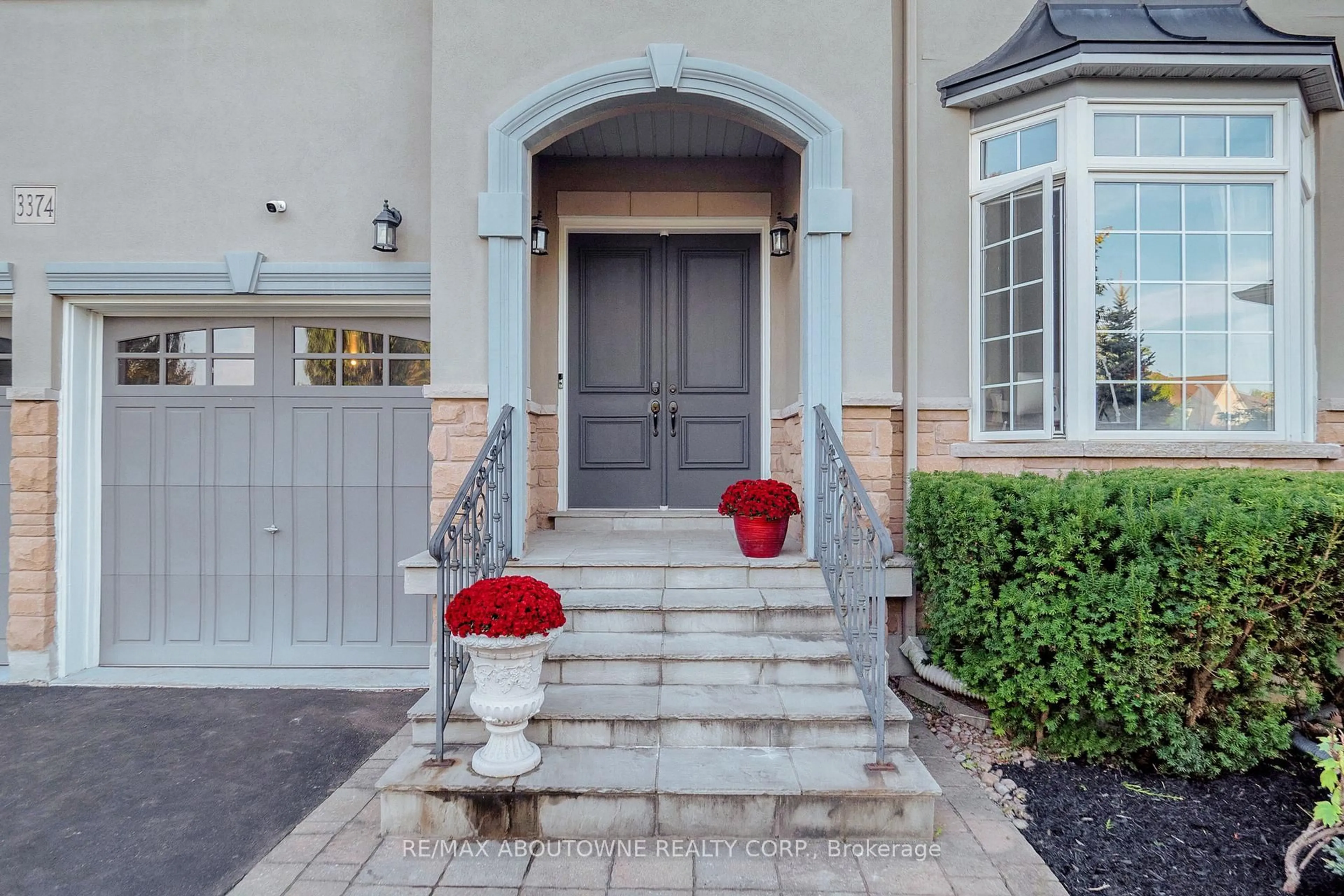 Indoor entryway for 3374 Fox Run Circ, Oakville Ontario L6L 6W4