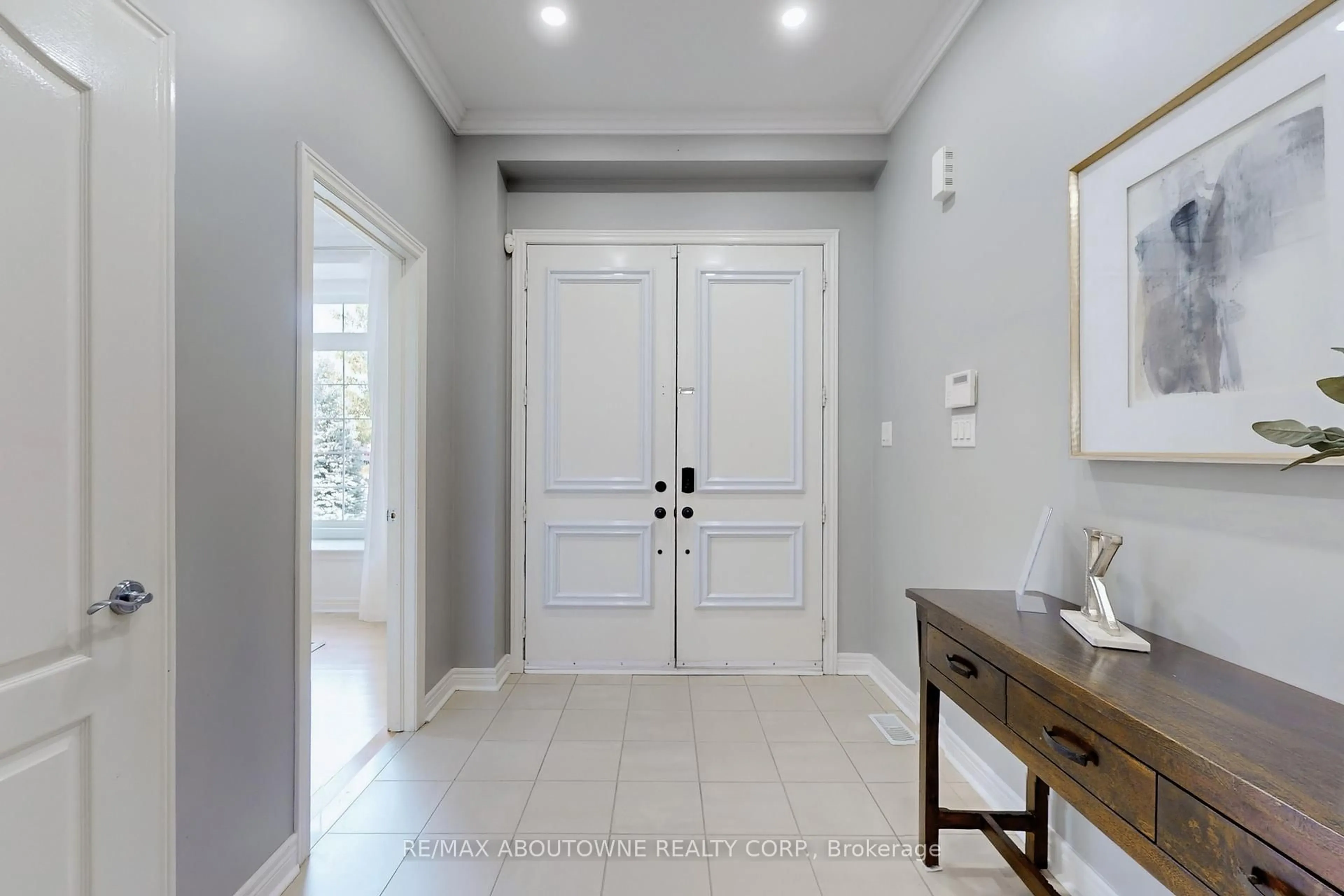 Indoor entryway for 3374 Fox Run Circ, Oakville Ontario L6L 6W4