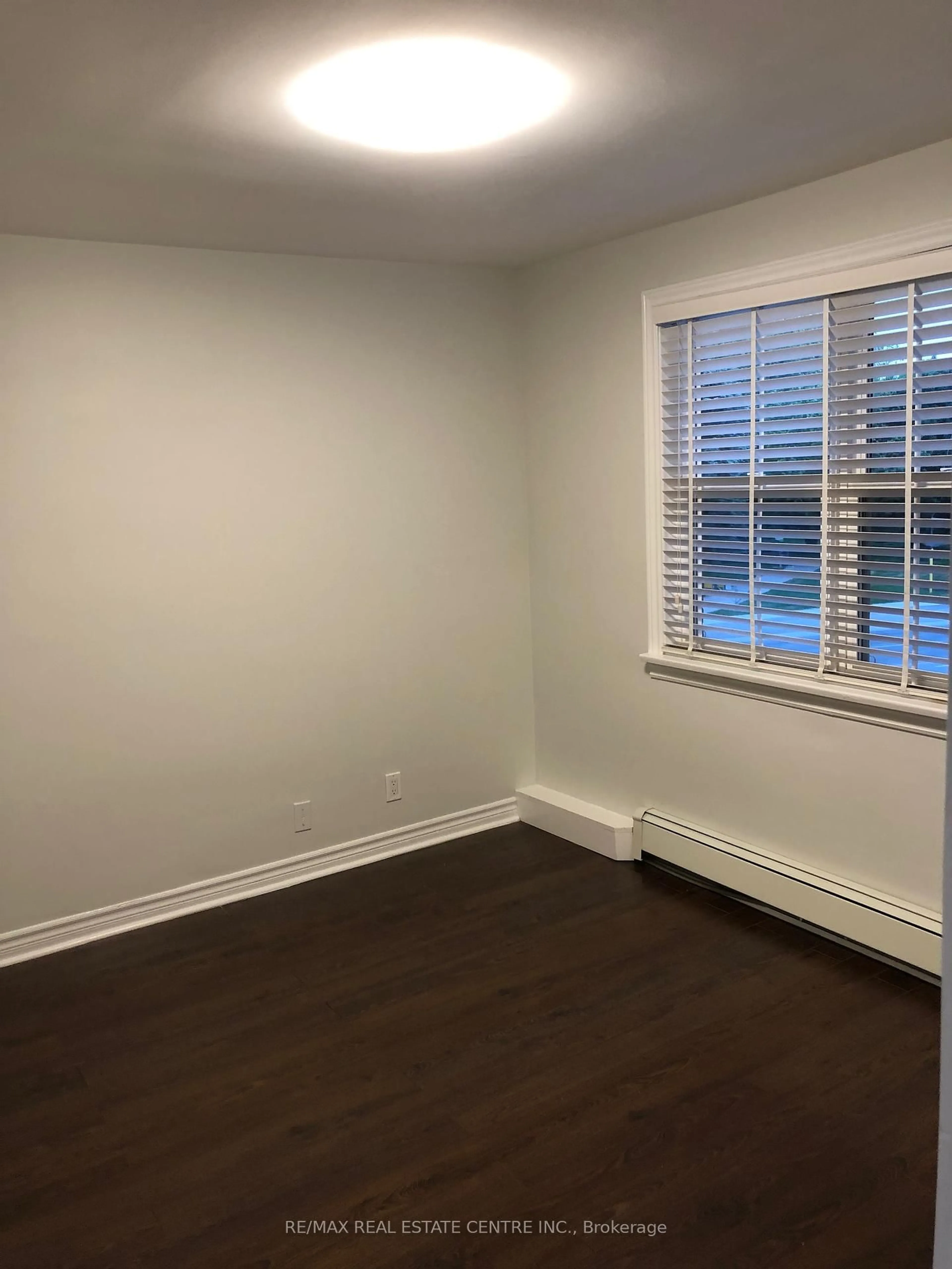 A pic of a room for 378 Lakeshore Rd, Mississauga Ontario L5H 1H5