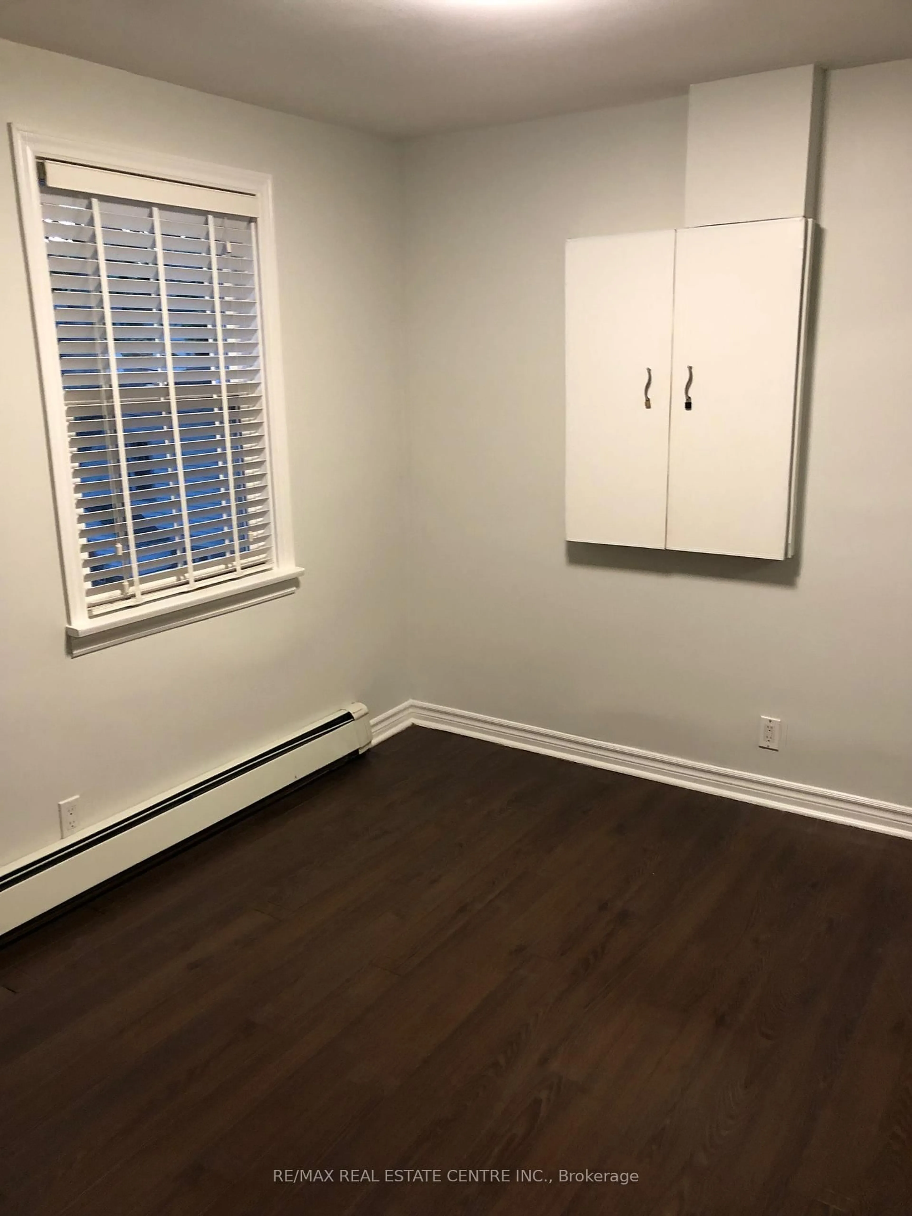 A pic of a room for 378 Lakeshore Rd, Mississauga Ontario L5H 1H5