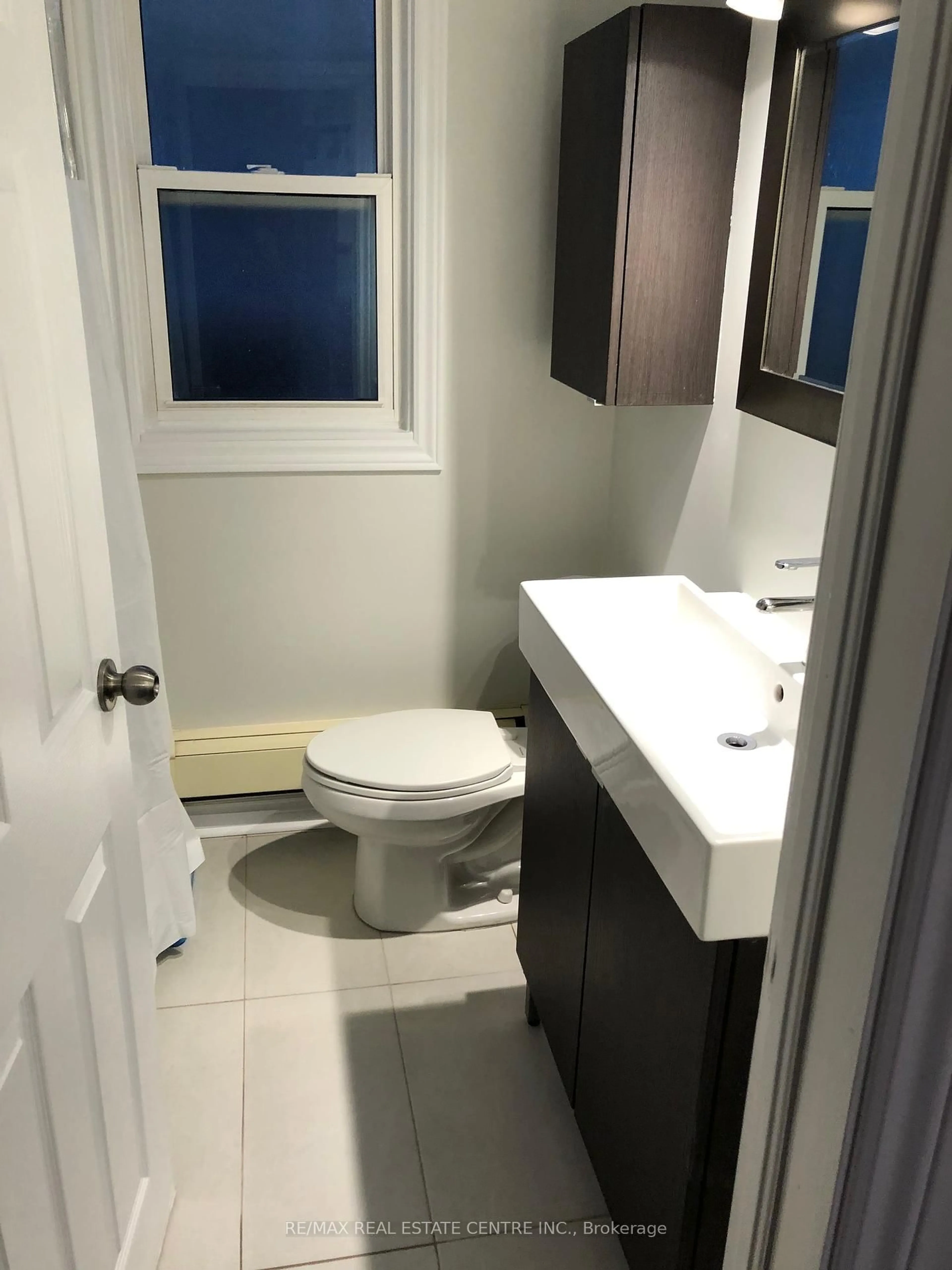 Standard bathroom, unknown for 378 Lakeshore Rd, Mississauga Ontario L5H 1H5