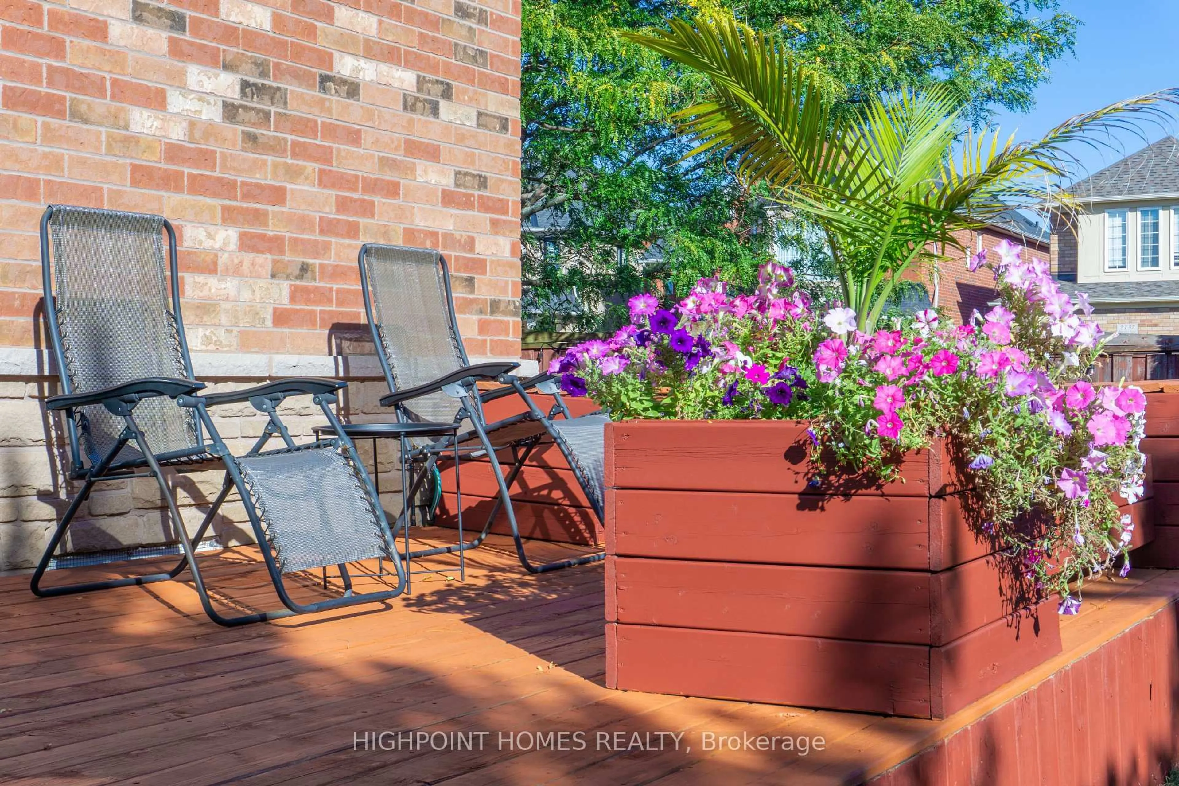 Patio, street for 2066 Willhaven Tr, Oakville Ontario L6M 5G3