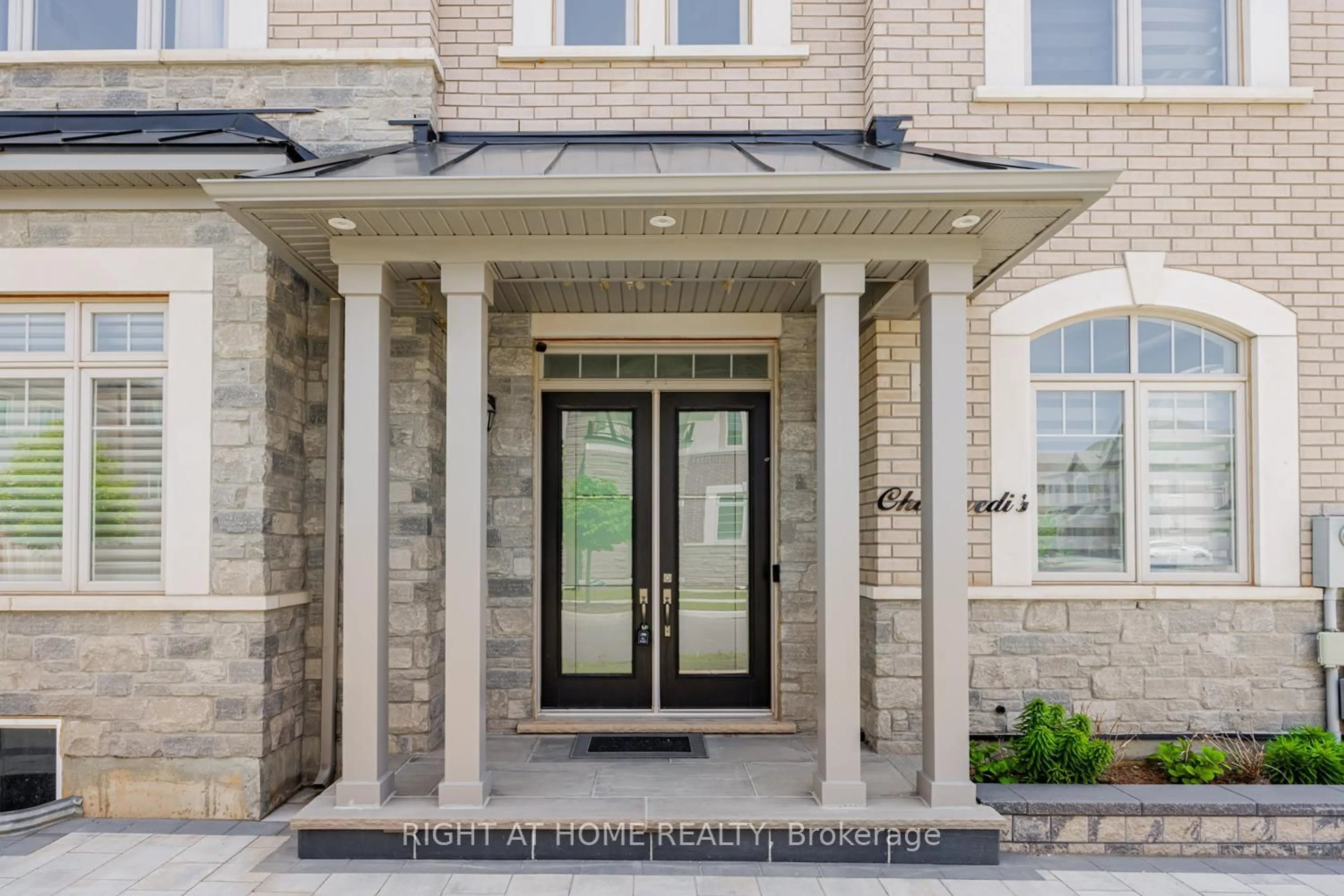 Indoor entryway for 104 Sora Gate, Oakville Ontario L6H 0Y4