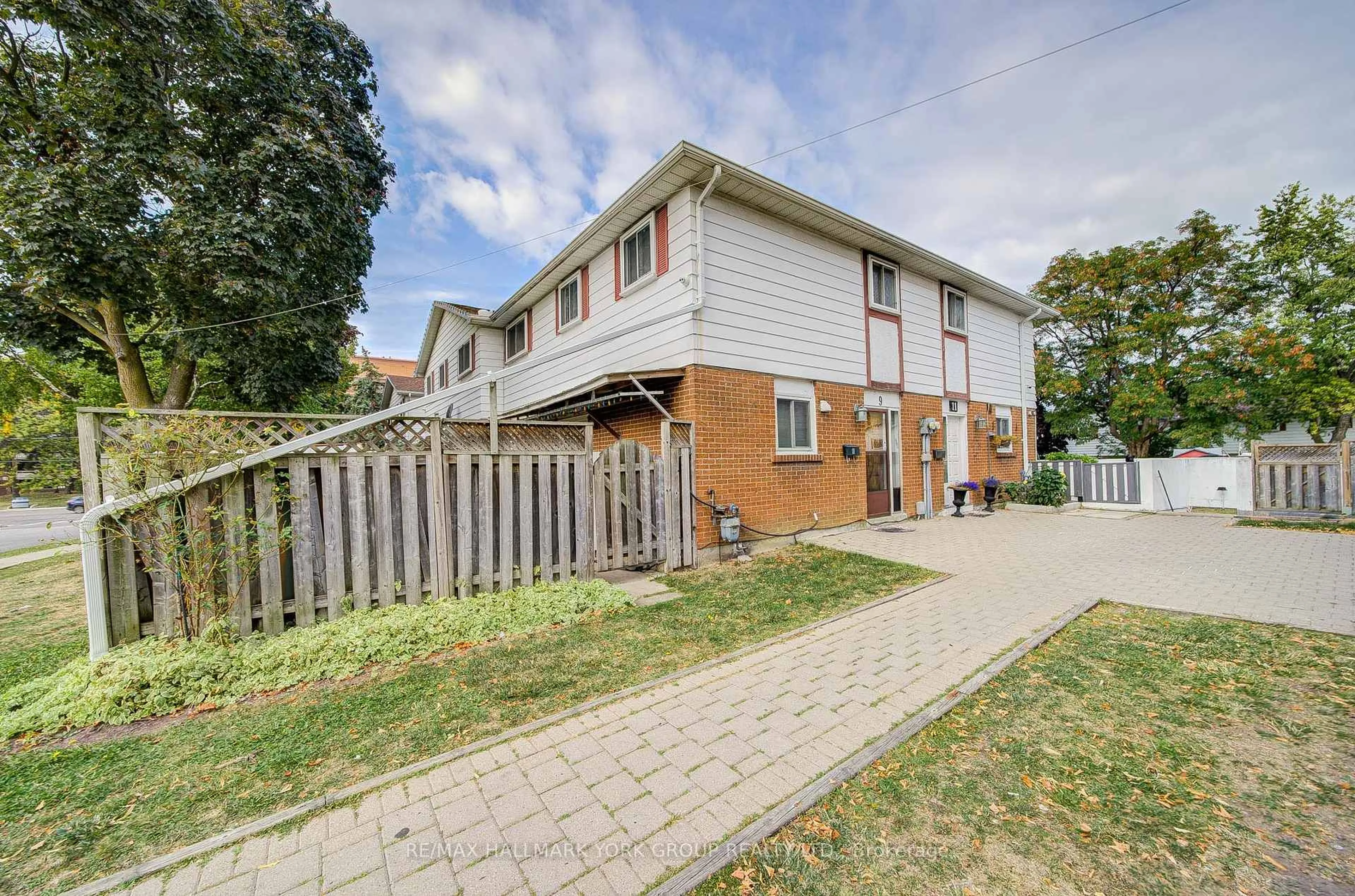 A pic from outside/outdoor area/front of a property/back of a property/a pic from drone, street for 9 Bur Oak Way, Toronto Ontario M3L 2G3