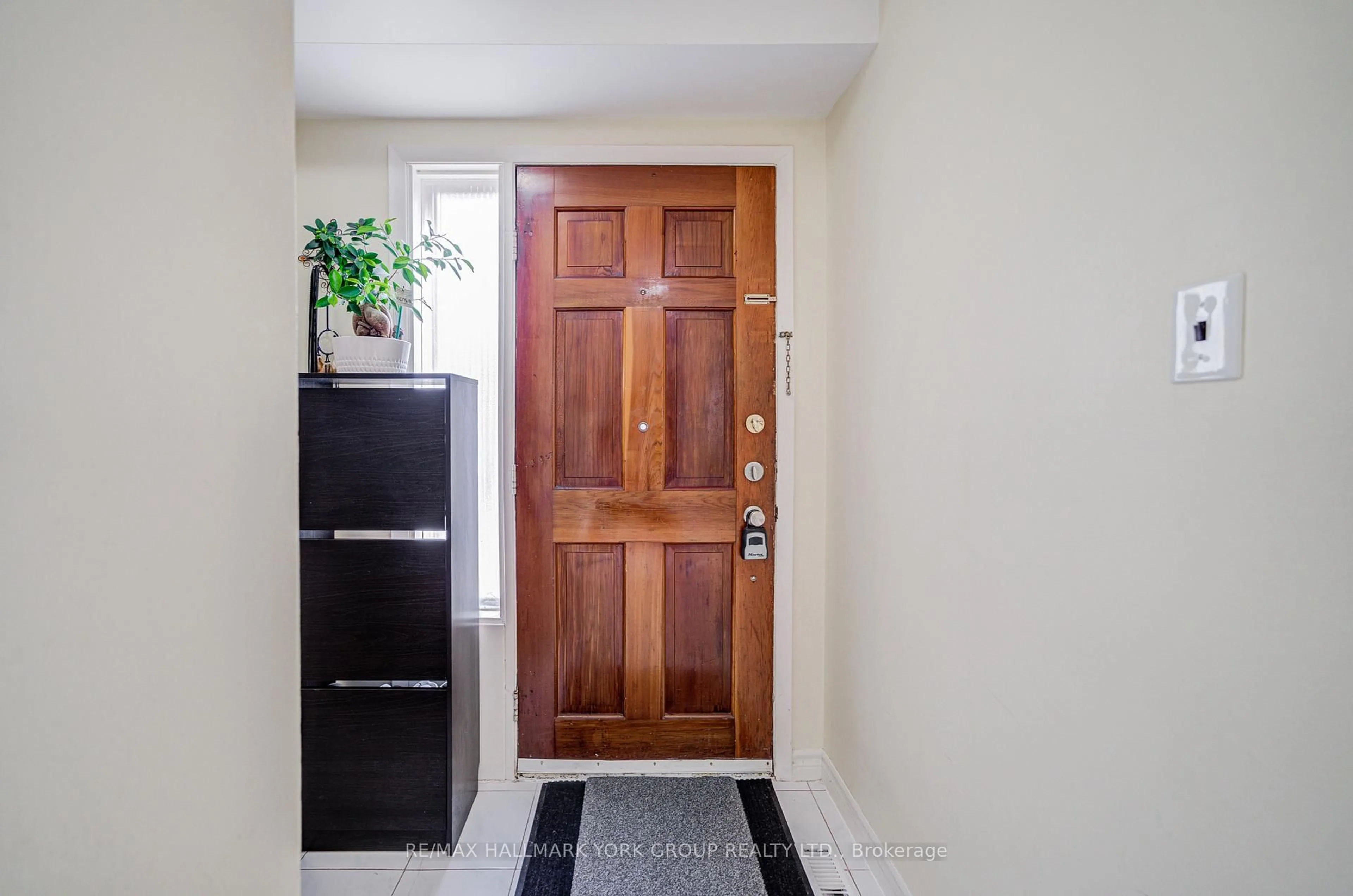 Indoor entryway for 9 Bur Oak Way, Toronto Ontario M3L 2G3