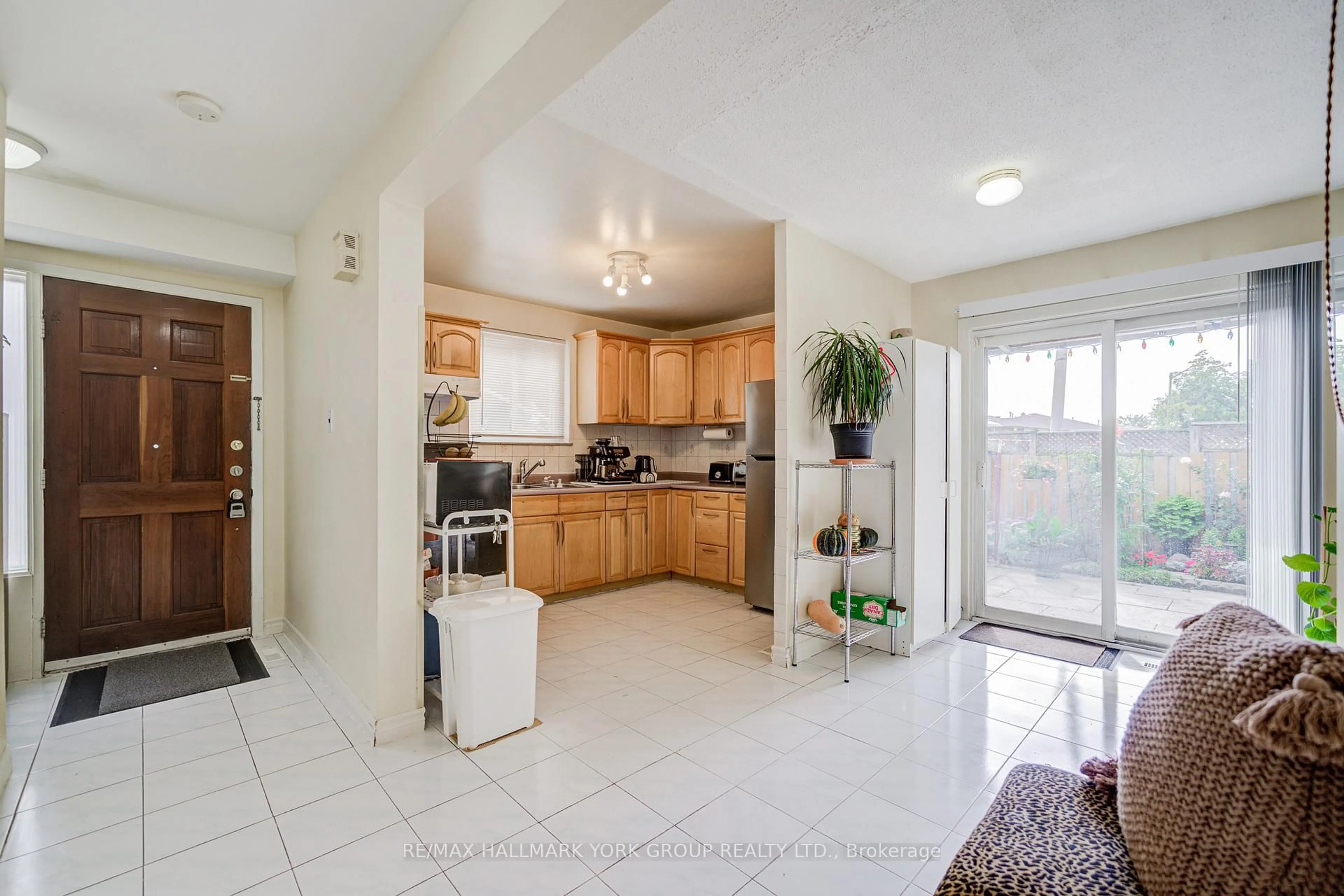 Open concept kitchen, ceramic/tile floor for 9 Bur Oak Way, Toronto Ontario M3L 2G3